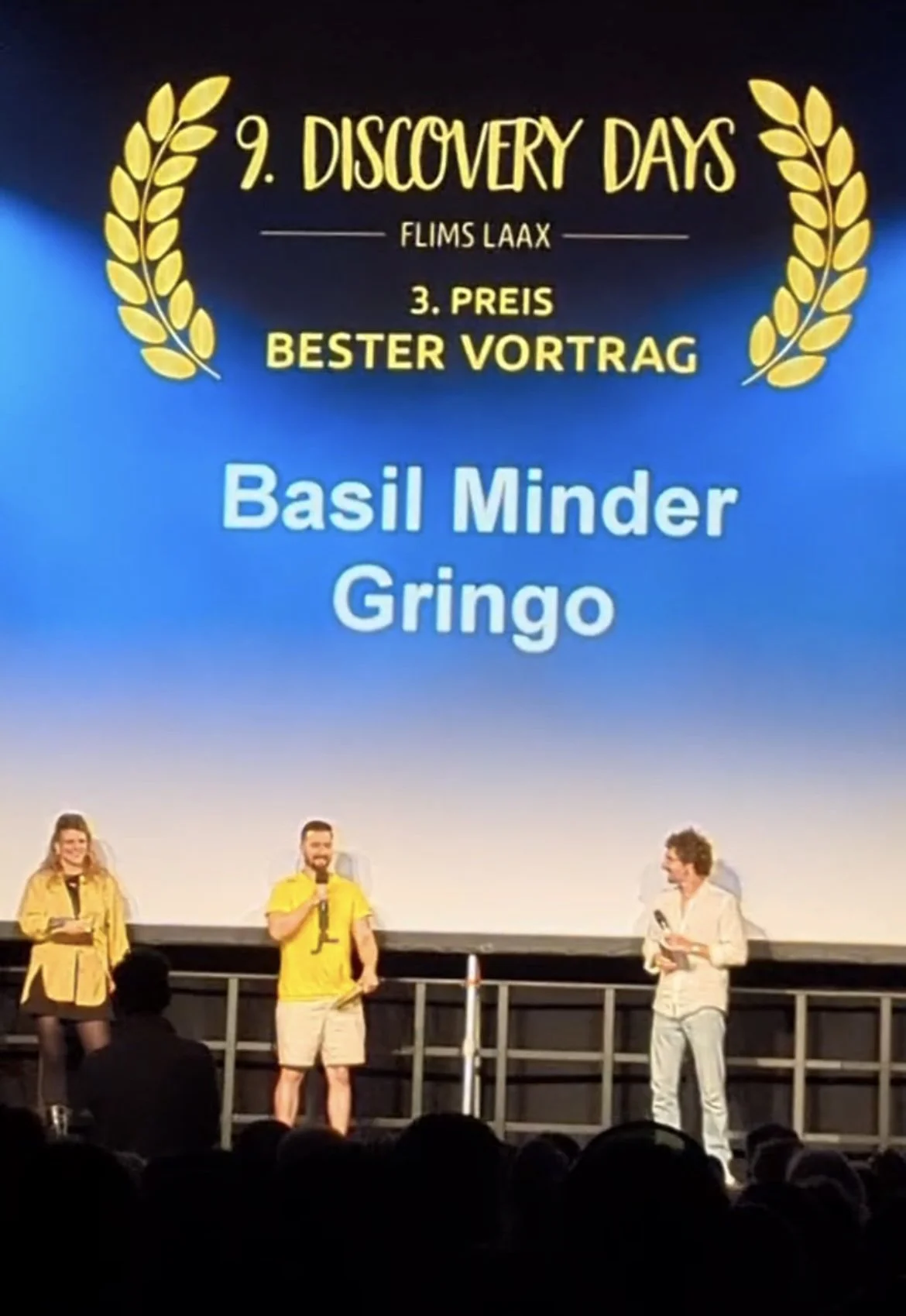 Basil Minder auf der Bühne, im Hintergrund der 3. Platz der Discovery Days 2026 auf der Leinwand