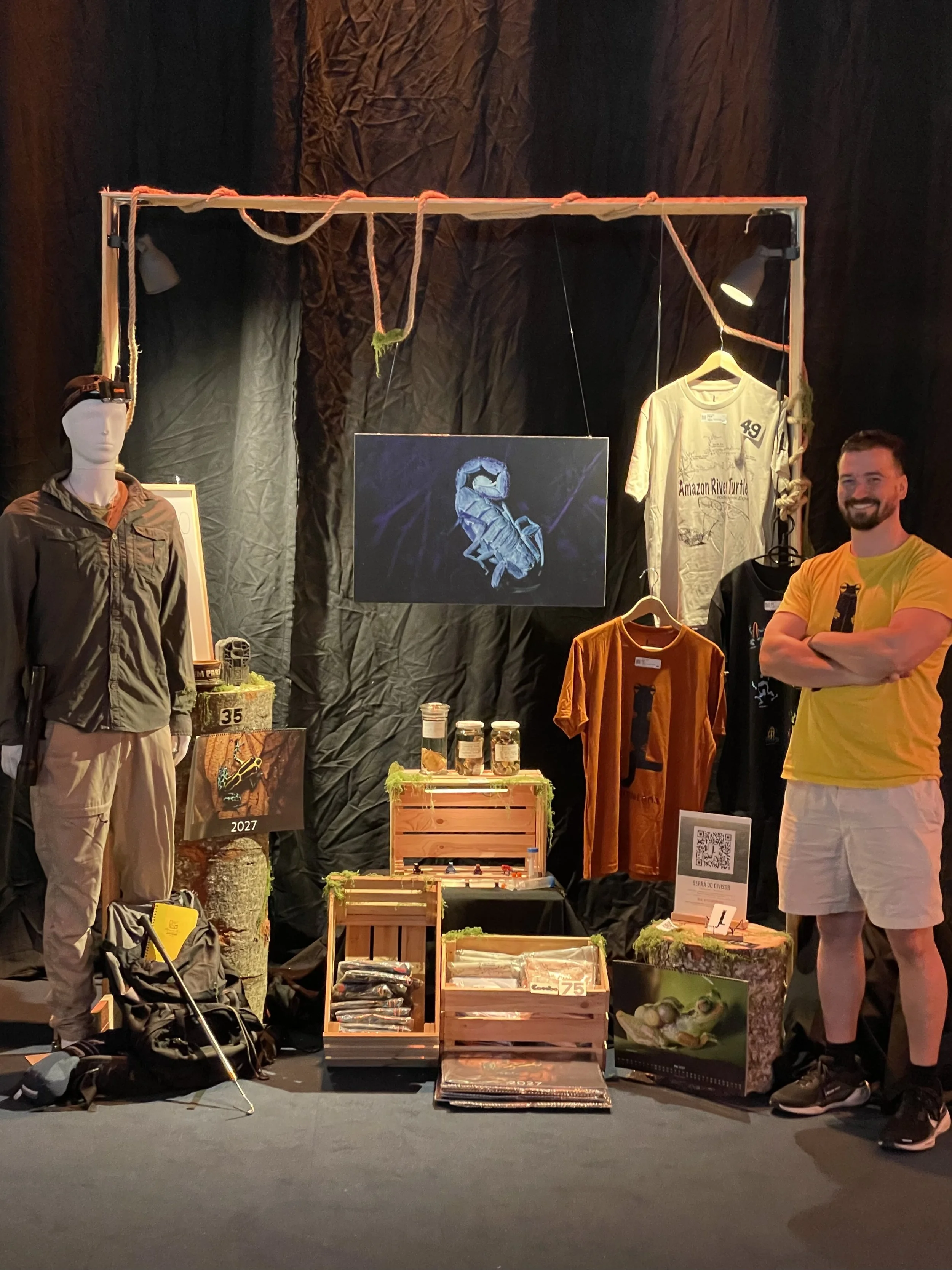 Basil Minder vor seinem Stand mit Kalendern und Shirts an den Discovery Days 2026