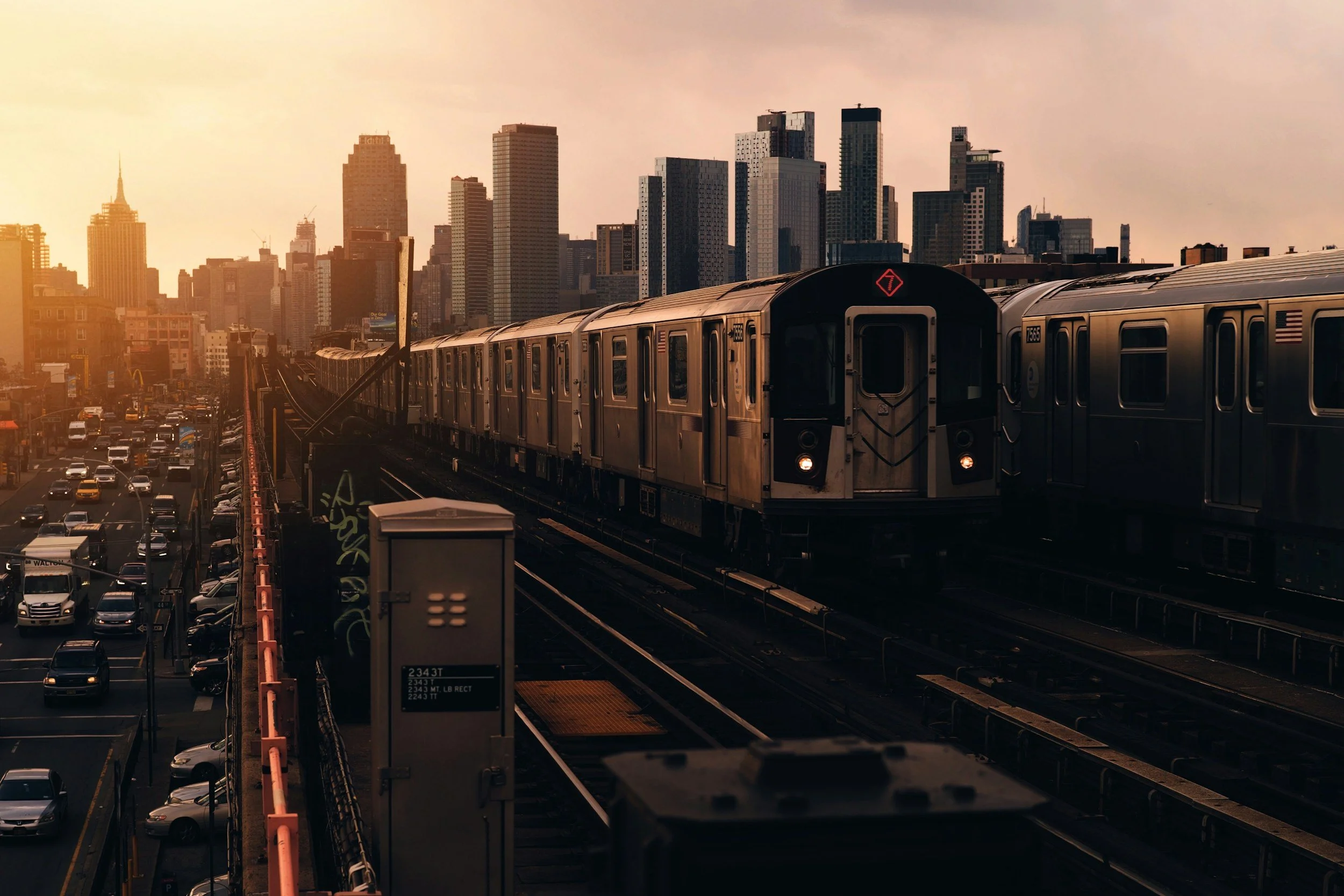 7 subway train with NYC skyline in view