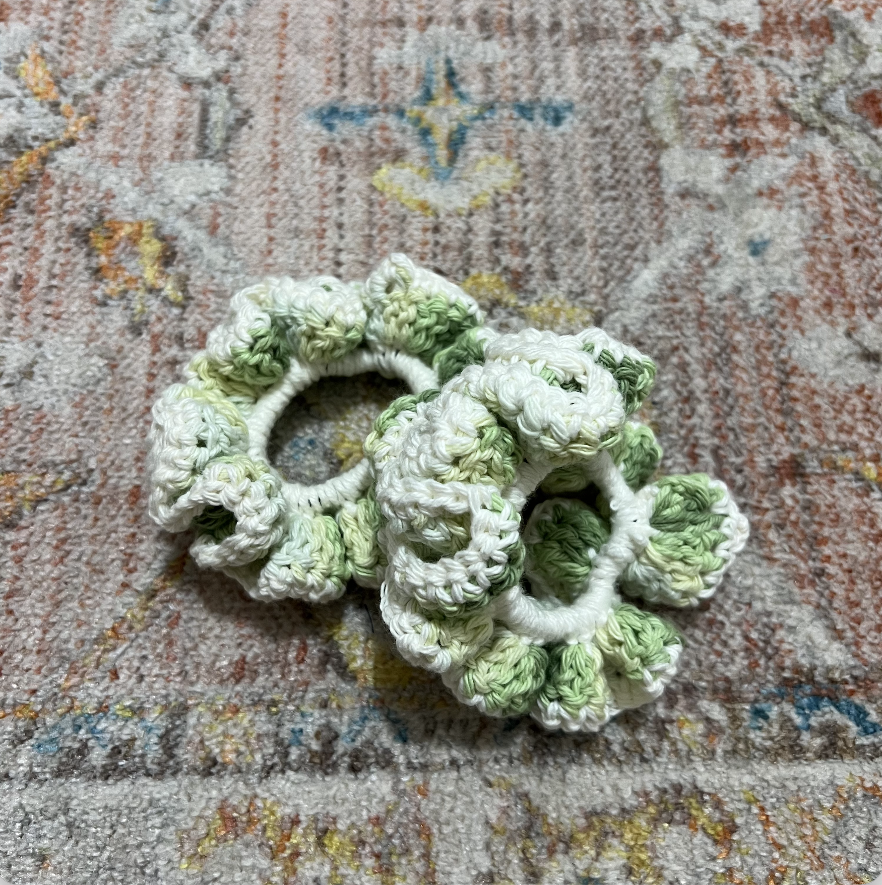 Scrunchie - cucumber and white