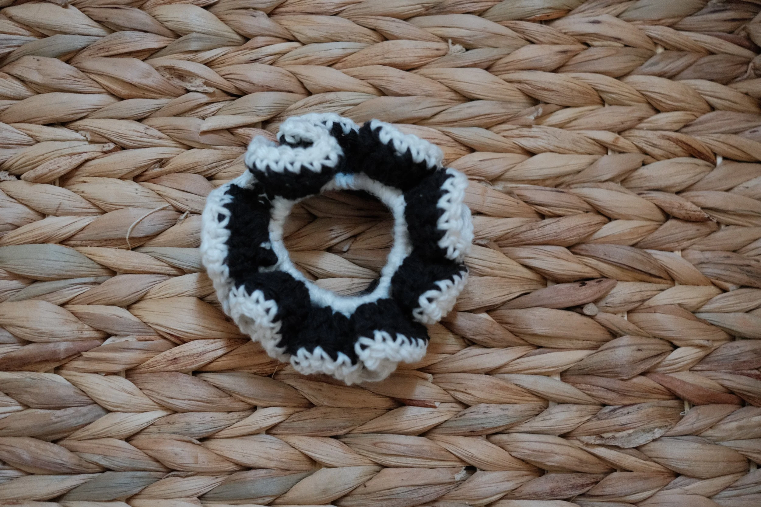 Scrunchie - black and white