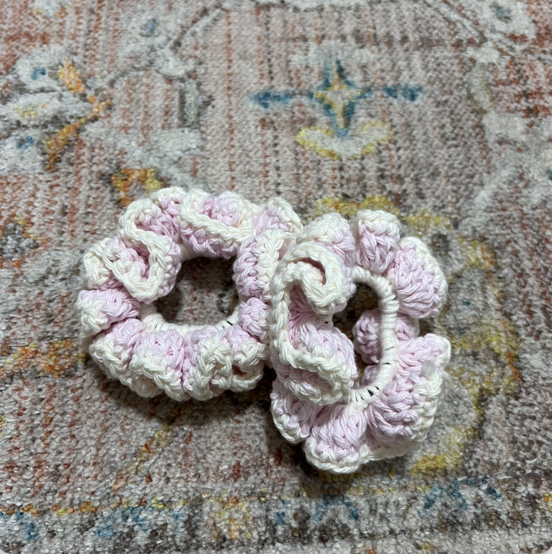 Scrunchie - light pink and white