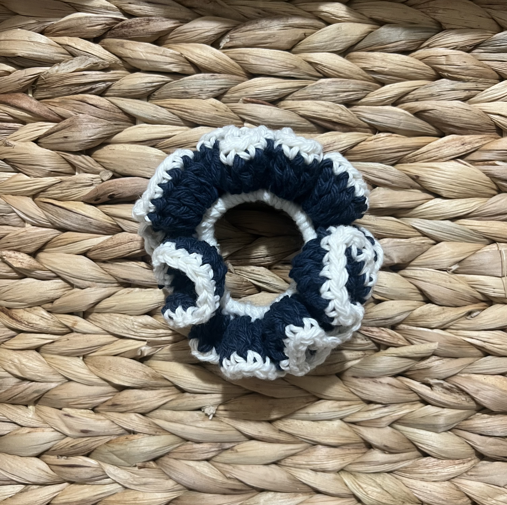 Scrunchie - navy & white