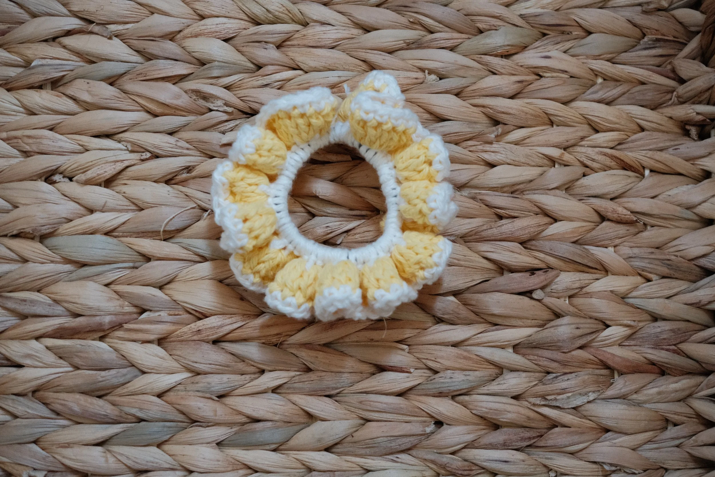 Scrunchie - yellow & white