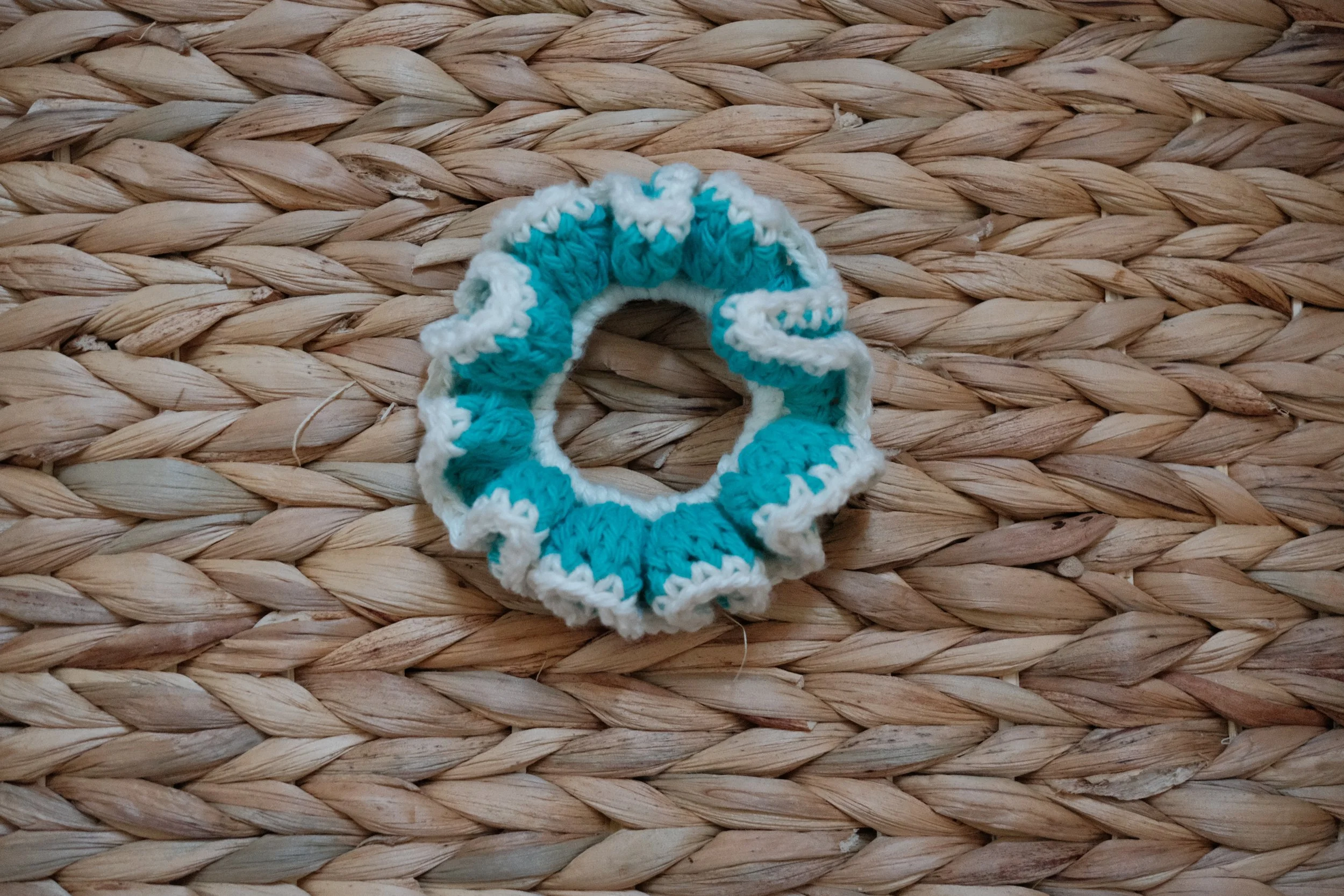 Scrunchie - aqua & white
