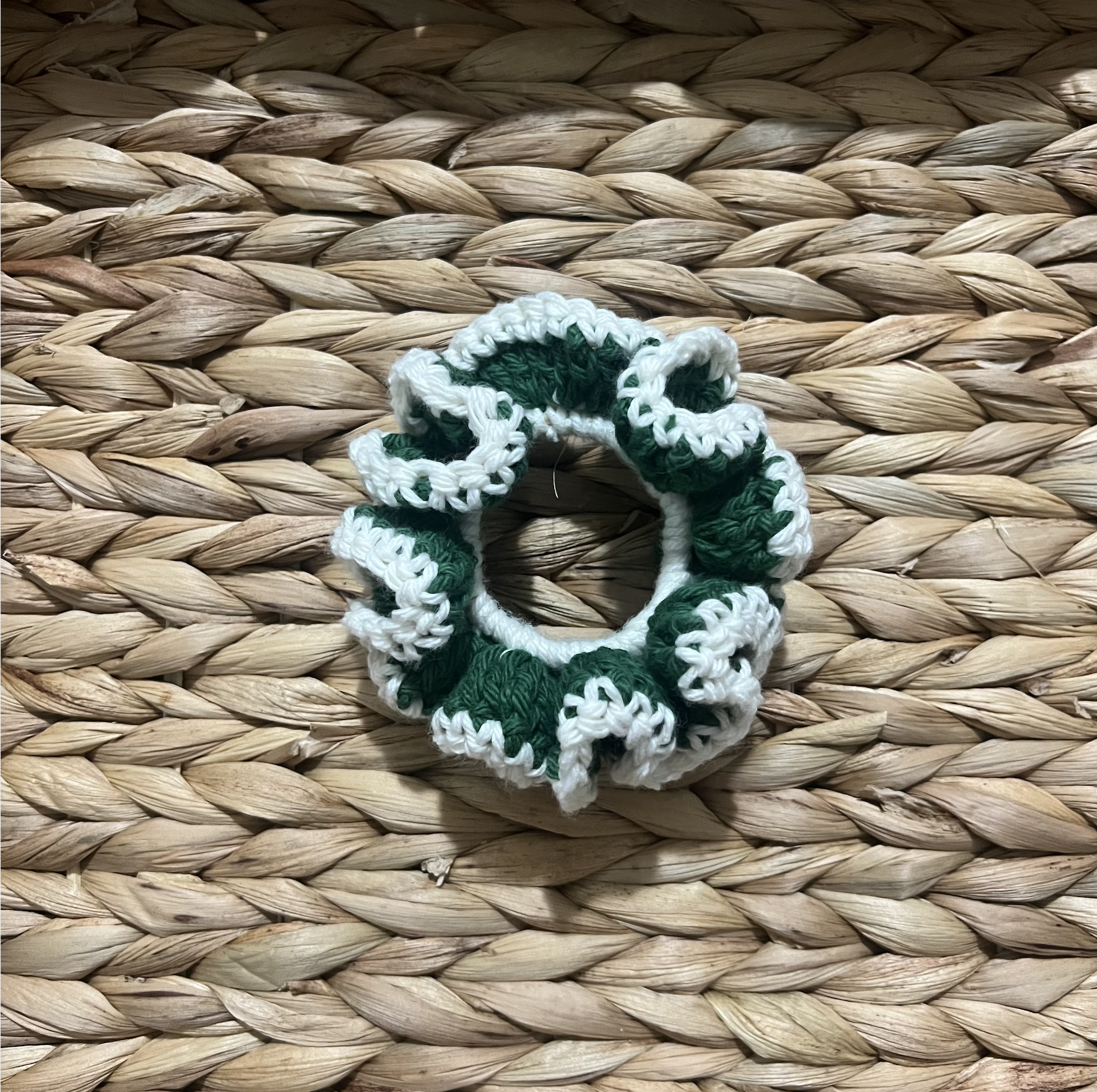 Scrunchie - green & white