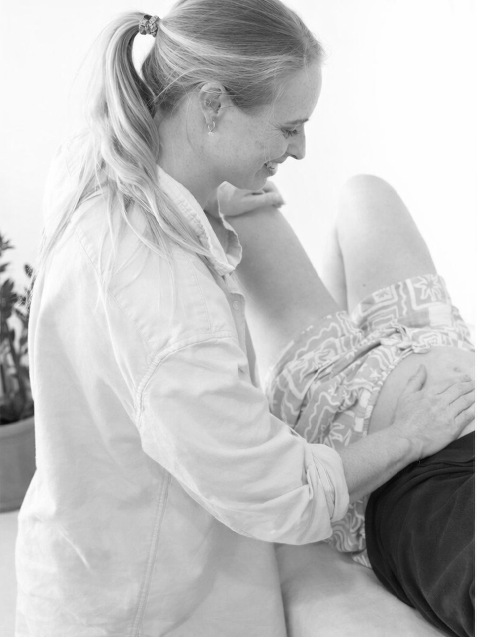 A pelvic floor physio providing treatment to a patient who is pregnant and suffering from pelvic girdle pain.