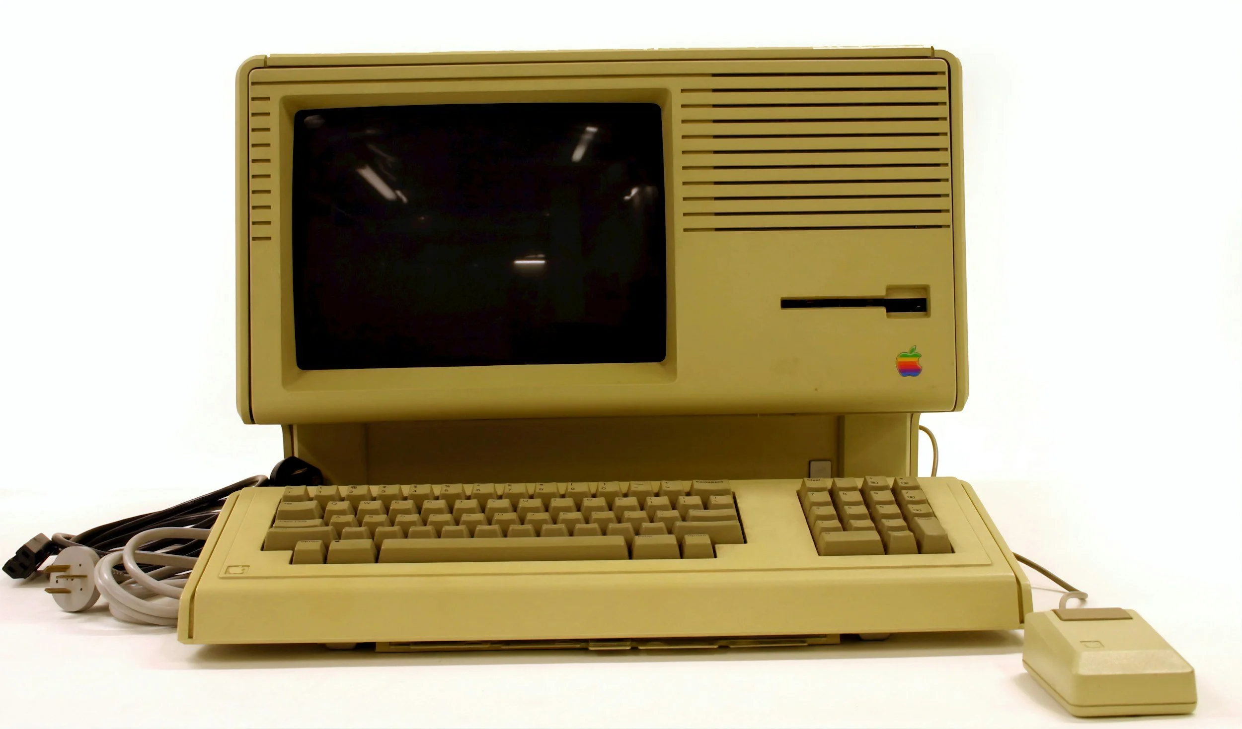 Vintage beige Apple Macintosh computer with monitor, keyboard, and mouse on white background.