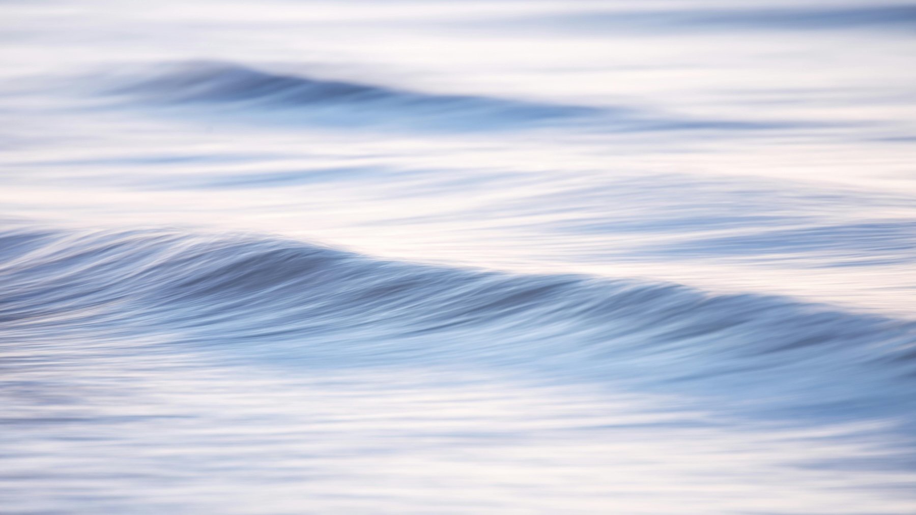 Gentle ocean waves symbolising calm, balance and sustainable wellbeing with Rebecca McGrath Naturopath.