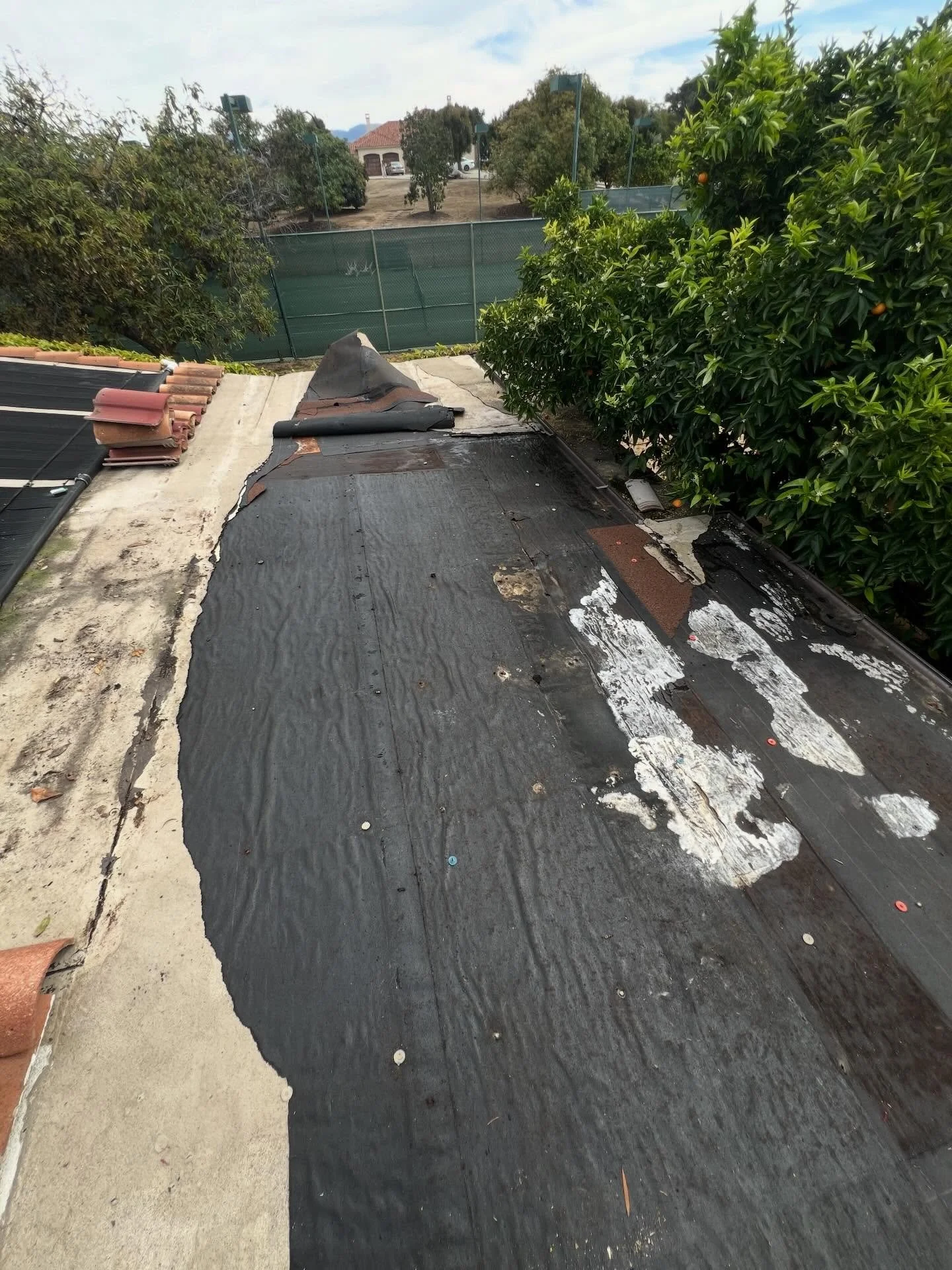 🚨 This is why small roof leaks should never be ignored&hellip; 🚨

At first glance this looked like a simple repair.

Once we started removing the roofing layers, we discovered severe water damage and completely rotted decking underneath. The plywoo
