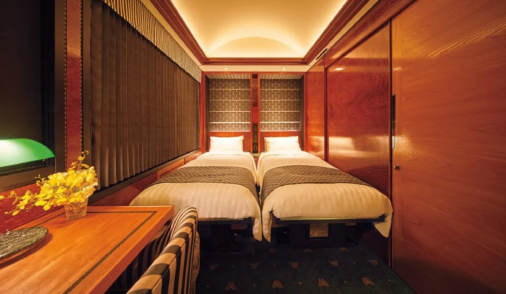 ROYAL TWIN (Nighttime)