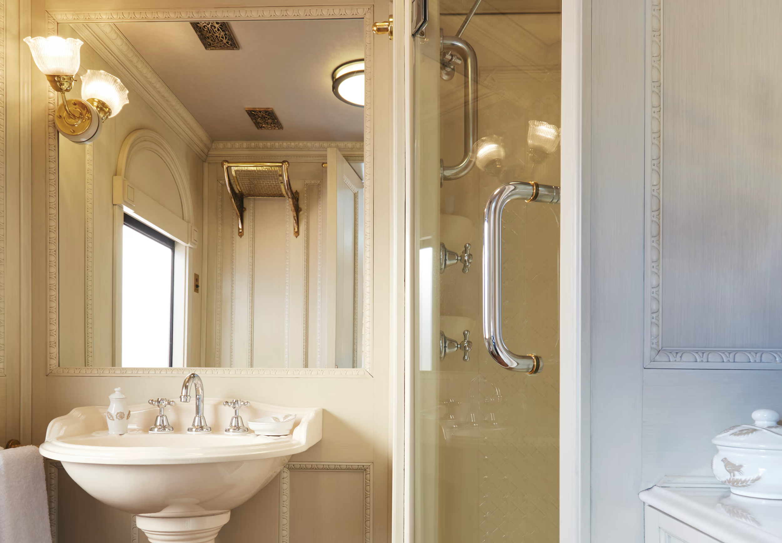 aep-acc-cabin-junior-double-bathroom01.png