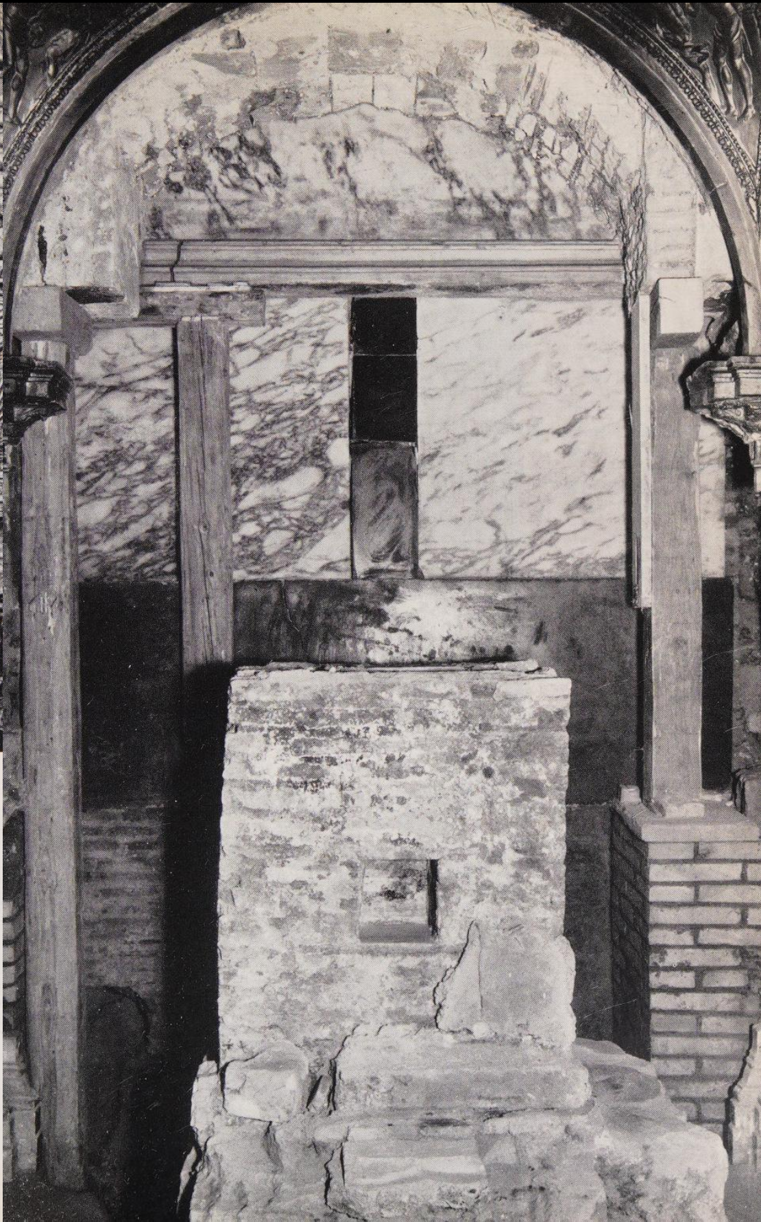 Constantinian Memoria, behind the altar in the Clementine Chapel, Kirchsbaum