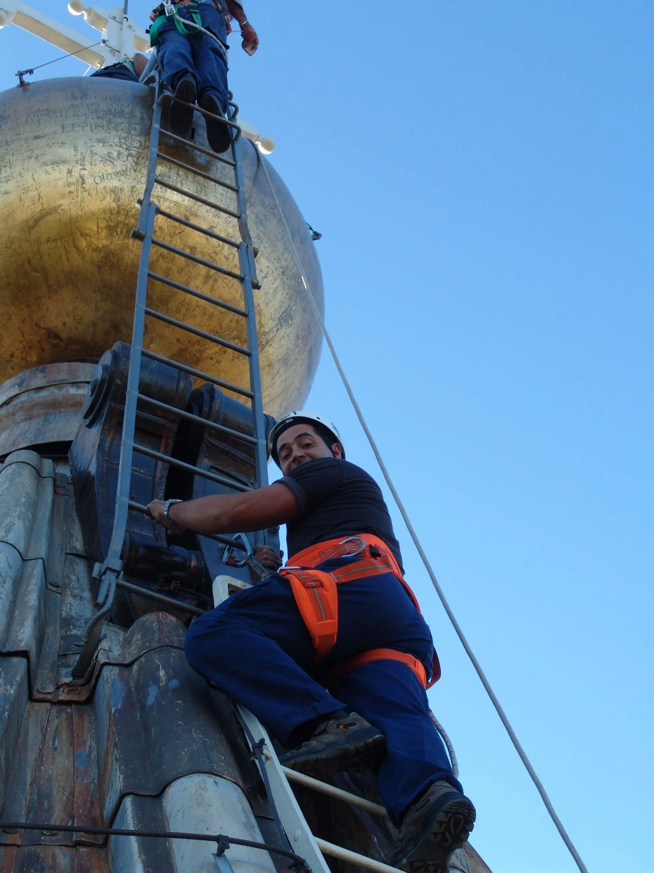 Sampietrini working atop the palla, StPetersBasilica.info