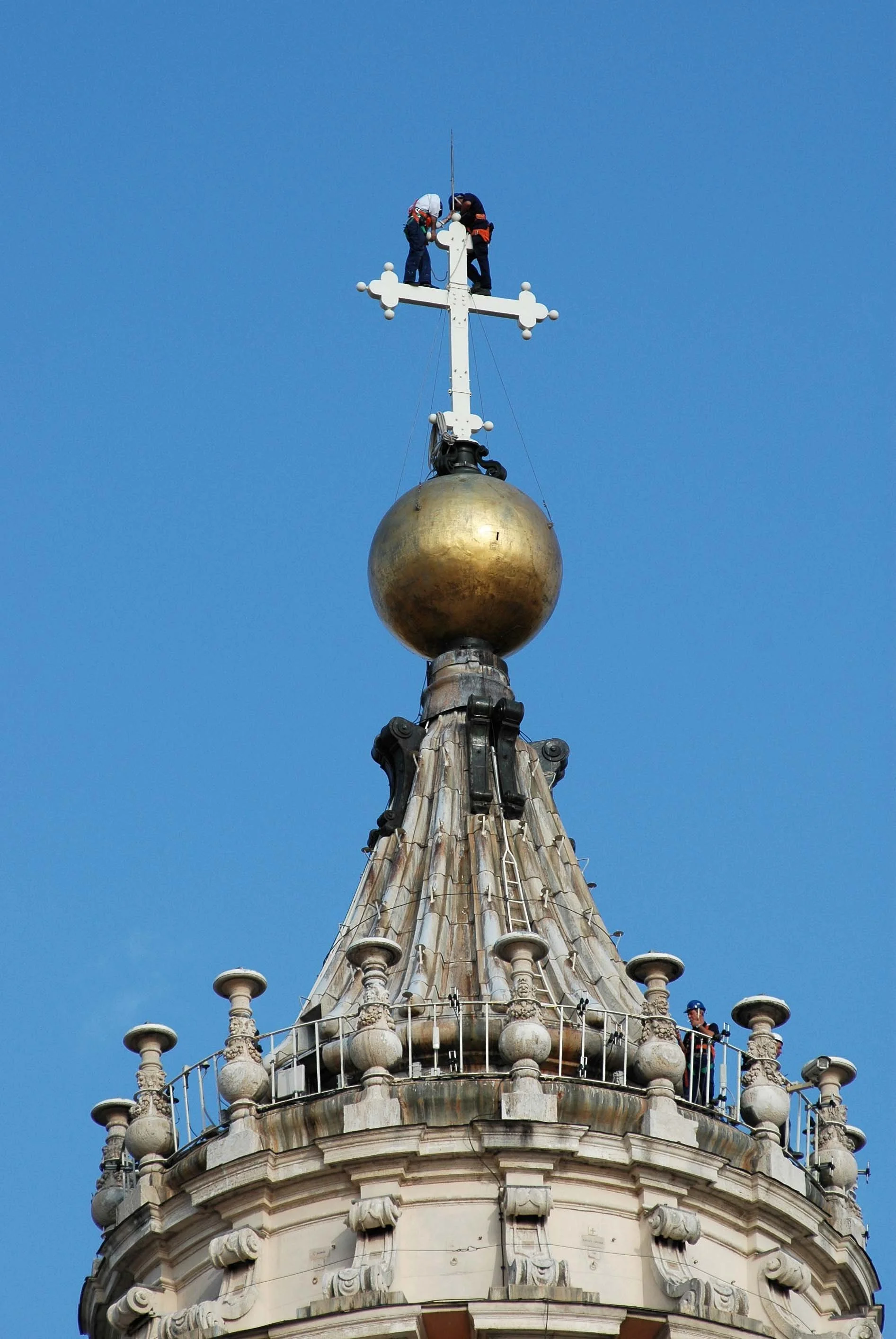 Workers atop the palla, StPetersBasilica.info