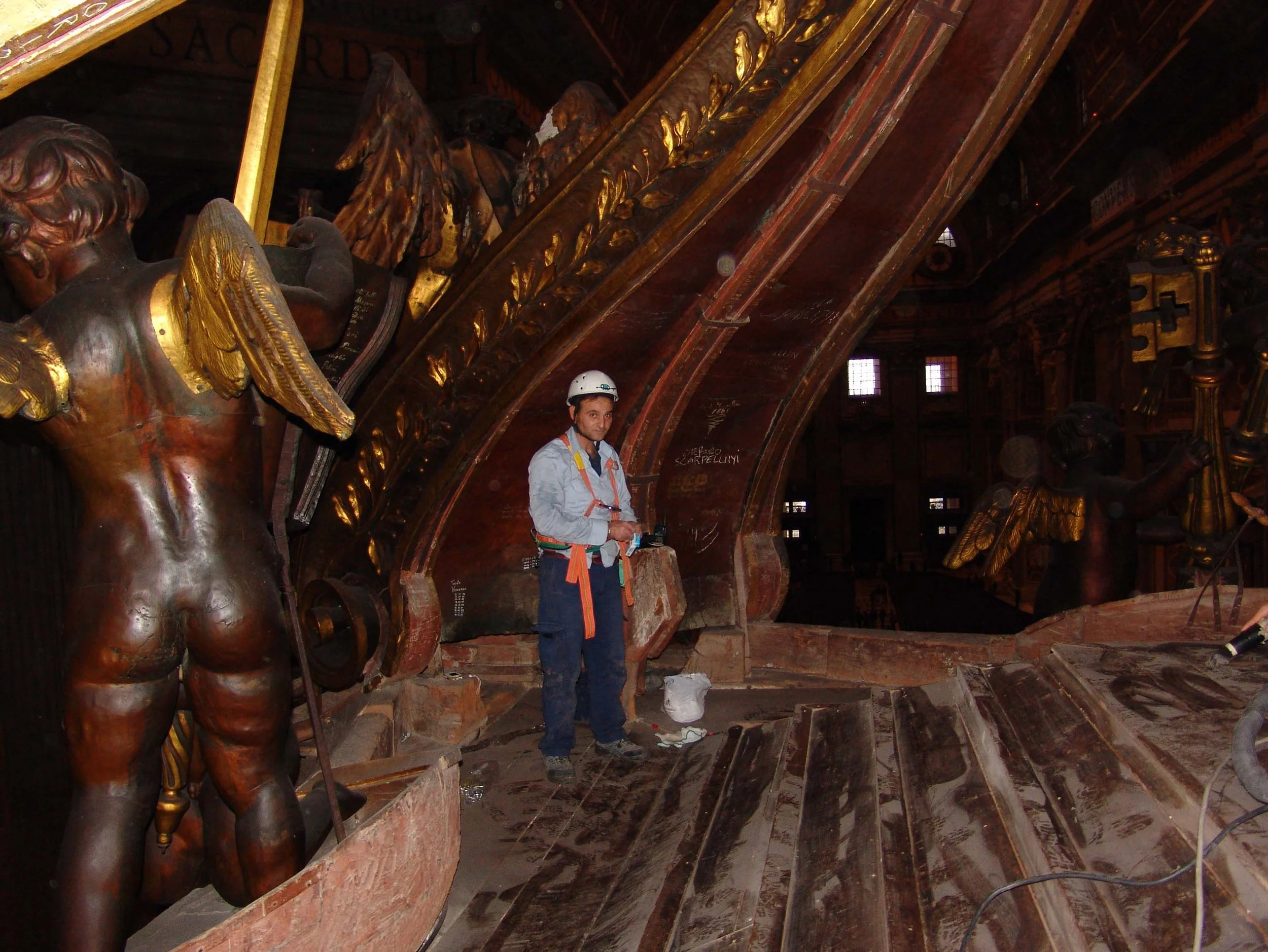 Atop the baldacchino, StPetersBasilica.info