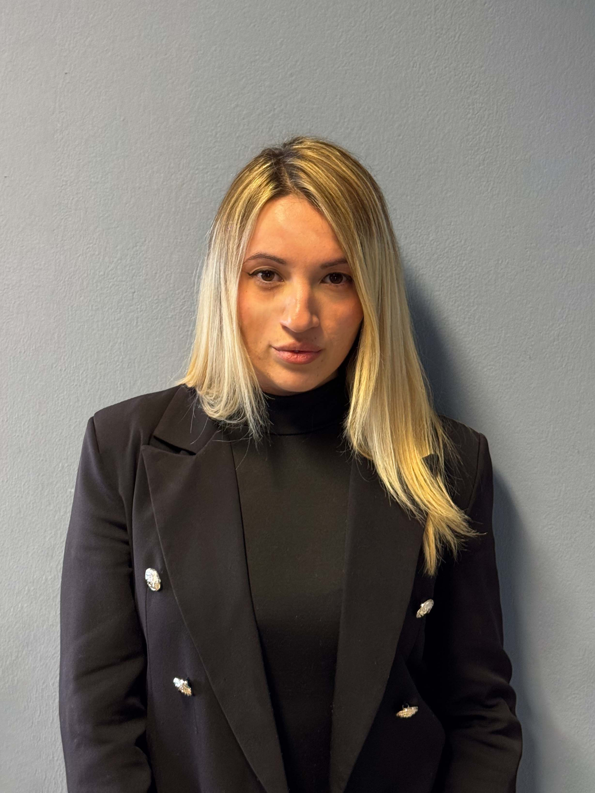 Anna, una segretaria dell'ufficio.