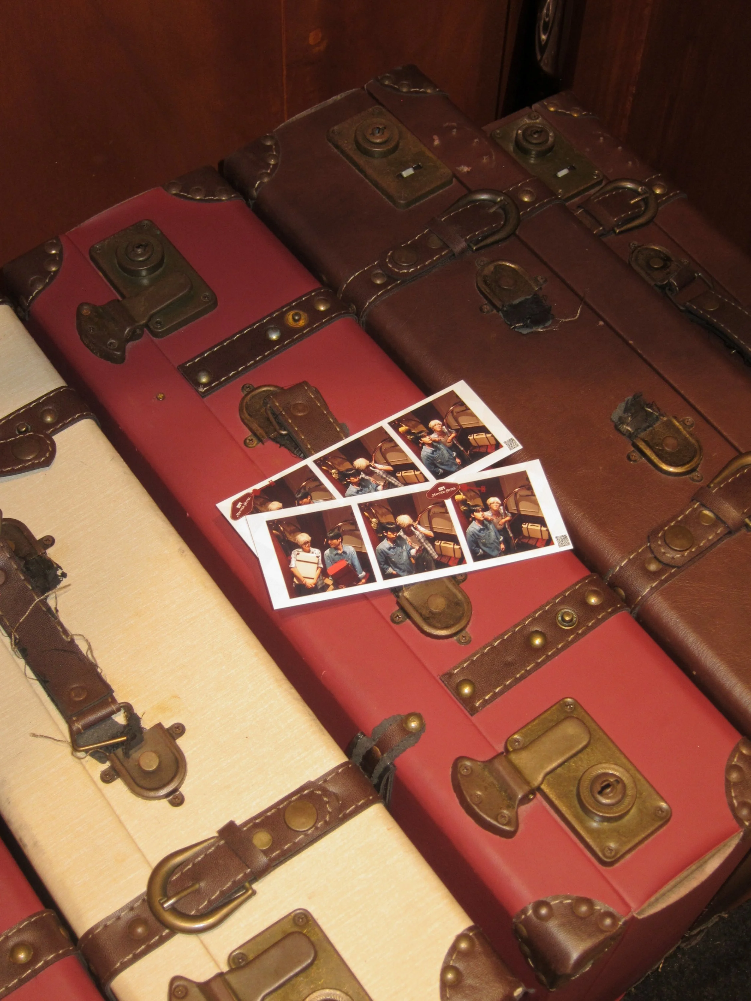 Photomanner. Manner Hotel Lobby Photostrips