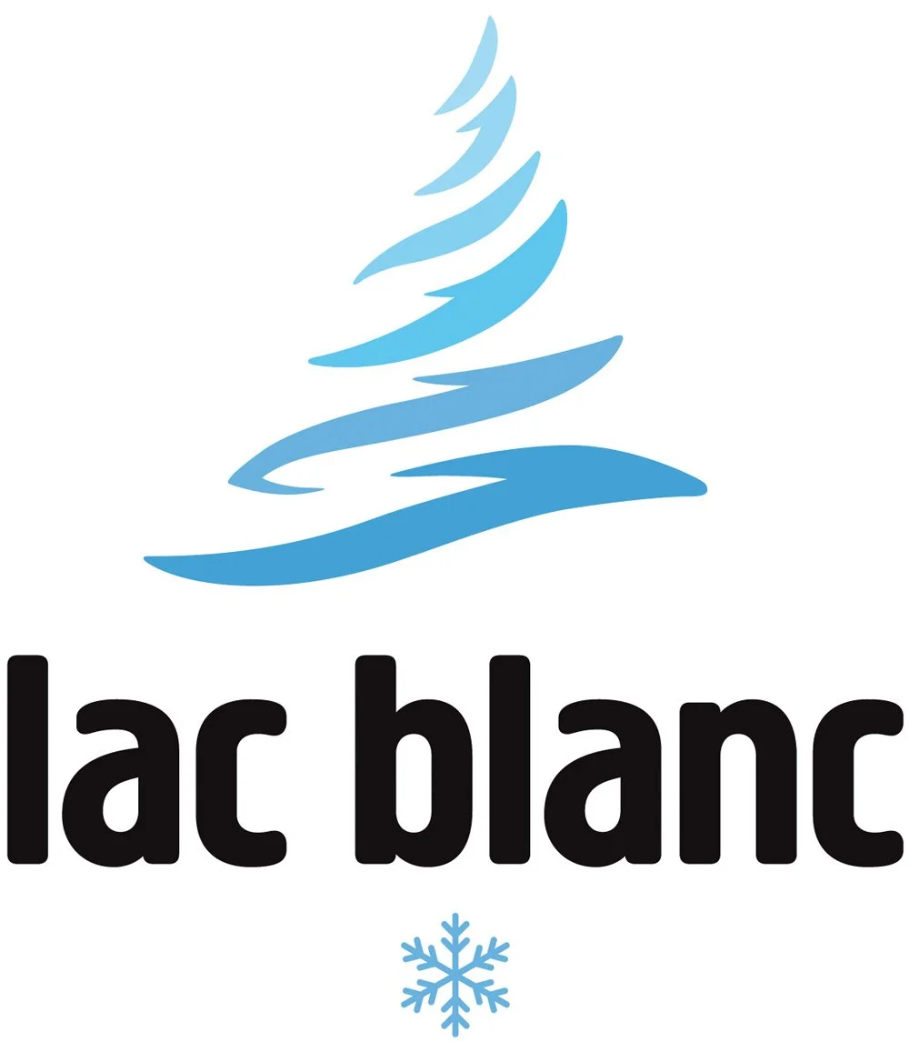 Logo d'un arbre de Noël stylisé en bleu avec le texte "lac blanc" en dessous et un flocon de neige