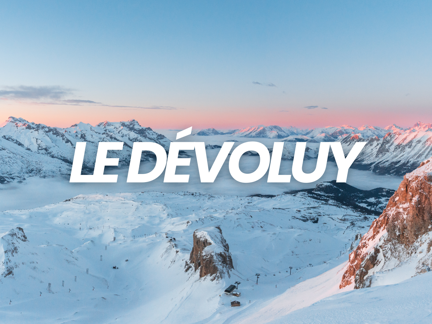Paysage de montagnes enneigées au lever du soleil, avec le texte 'LÉDÉVOY' superposé.