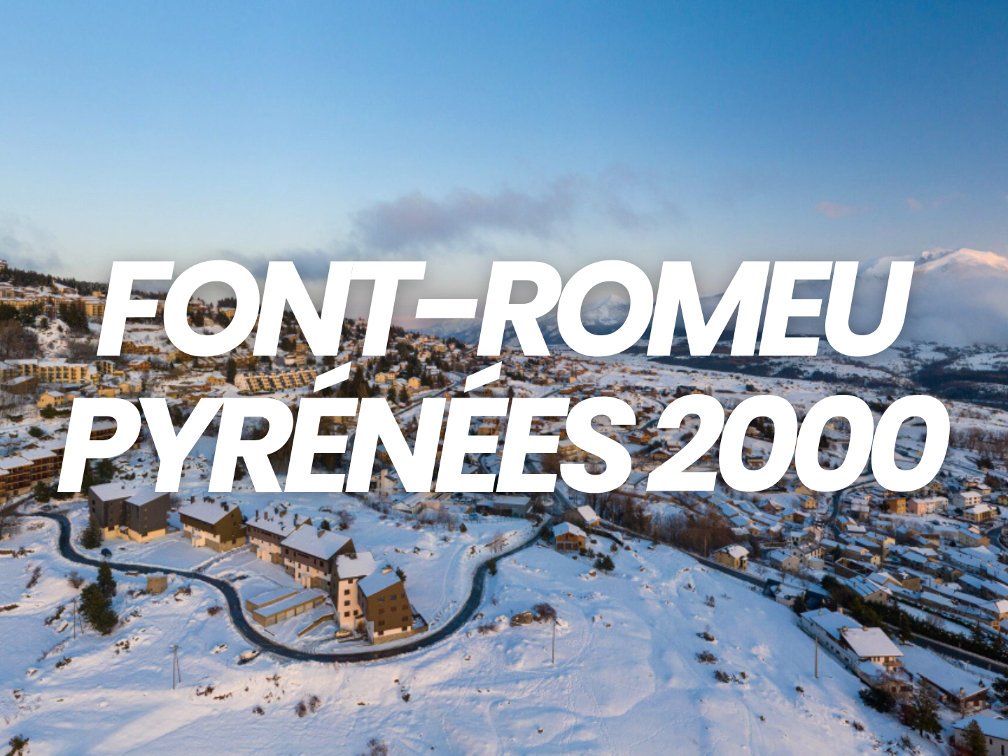 Vallon enneigé avec des bâtiments et des maisons dans les Pyrénées en 2000, avec un ciel partiellement nuageux.