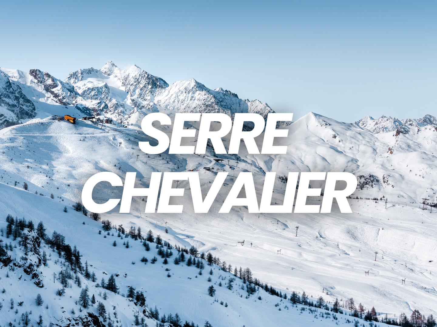 Montagnes enneigées avec des pistes de ski, des remontées mécaniques et quelques chalets en haut d'une station de ski.