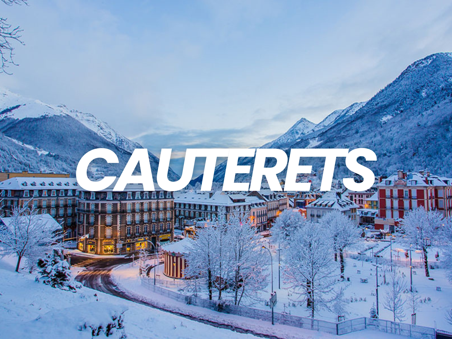 Vue d'une ville enneigée dans les montagnes avec le texte "Cauterets" en avant-plan.