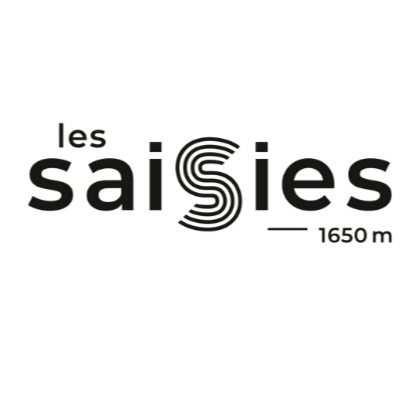 Logo de la marque 'Les Saisies' avec mention de l'altitude de 1650 mètres.