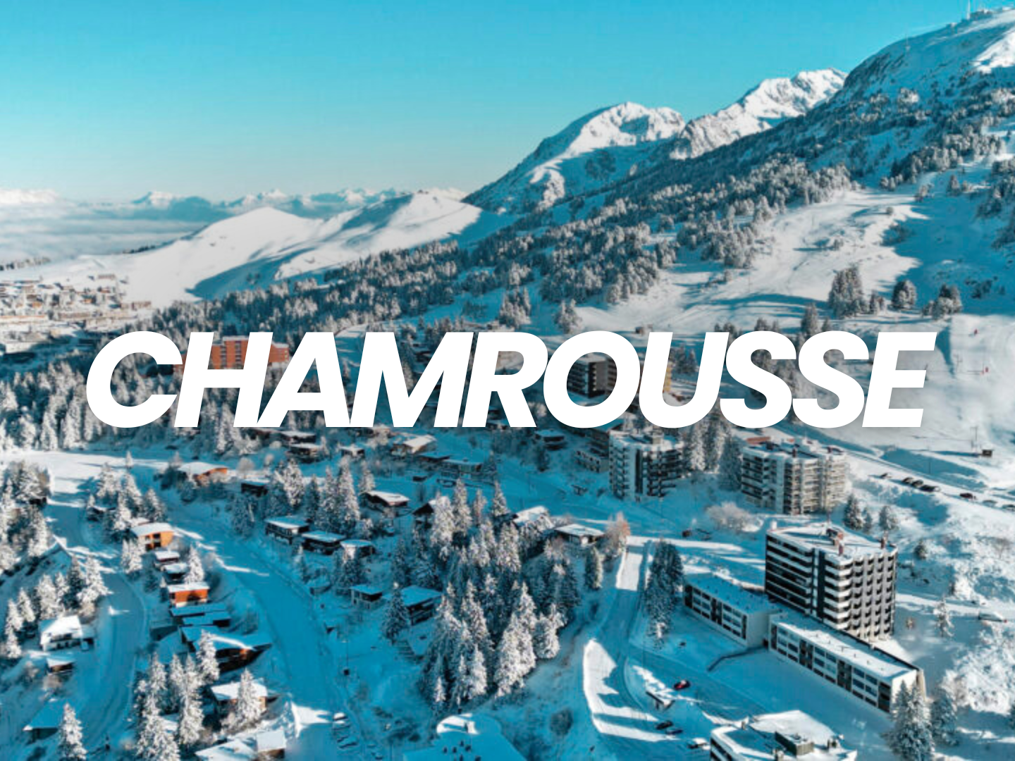 Paysage de montagne enneigée avec des bâtiments et des arbres, sous un ciel bleu clair, avec le mot 'CHAMROUSE' en texte blanc en surimpression.