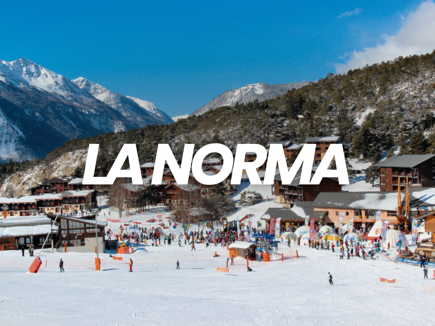 Station de ski dans les montagnes enneigées avec des skis et des skieurs, bâtiments en bois, ciel bleu