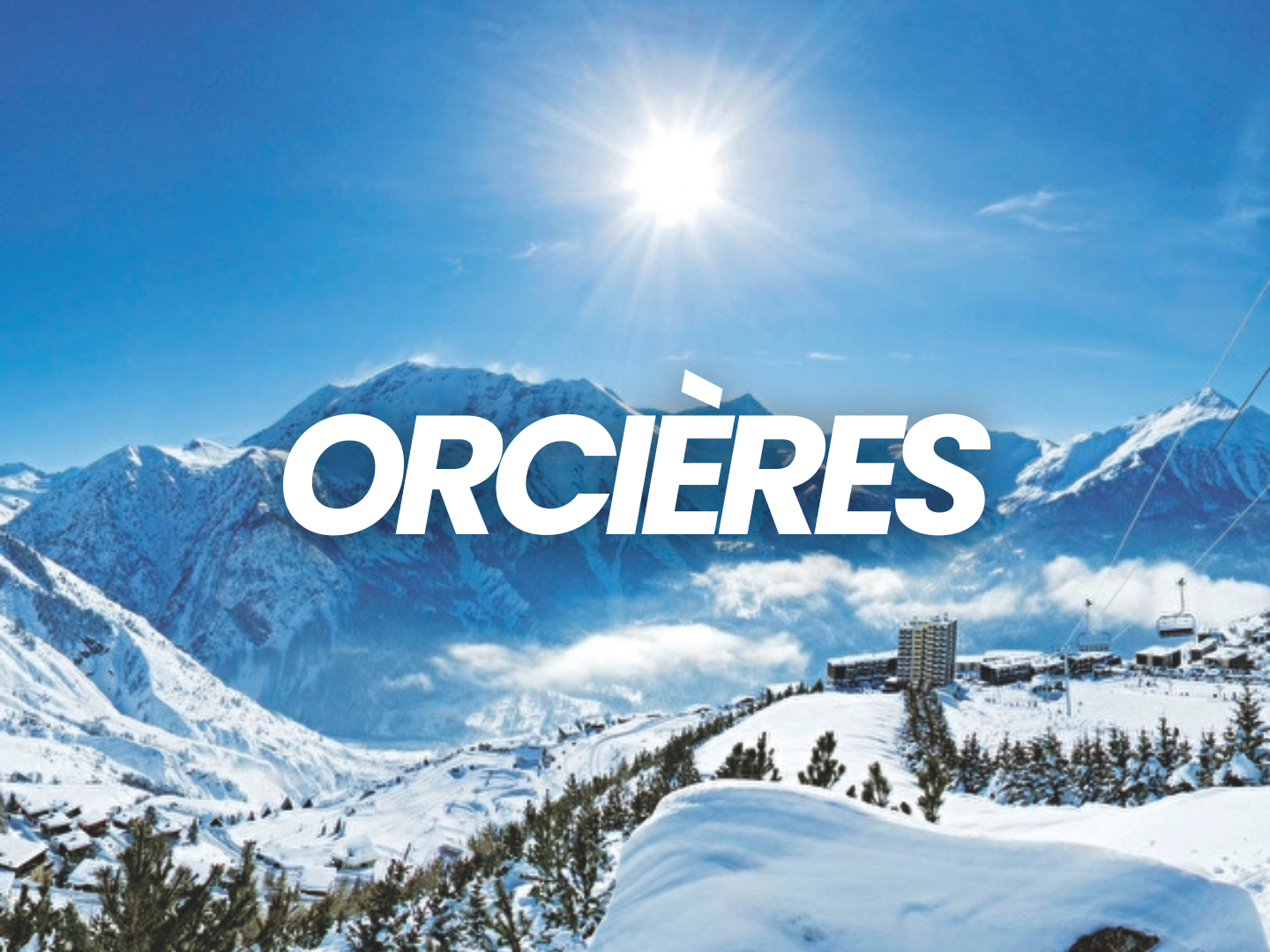 Montagnes enneigées sous un ciel bleu avec le soleil brillant, paysage de station de ski avec bâtiments et installations en hiver en France.