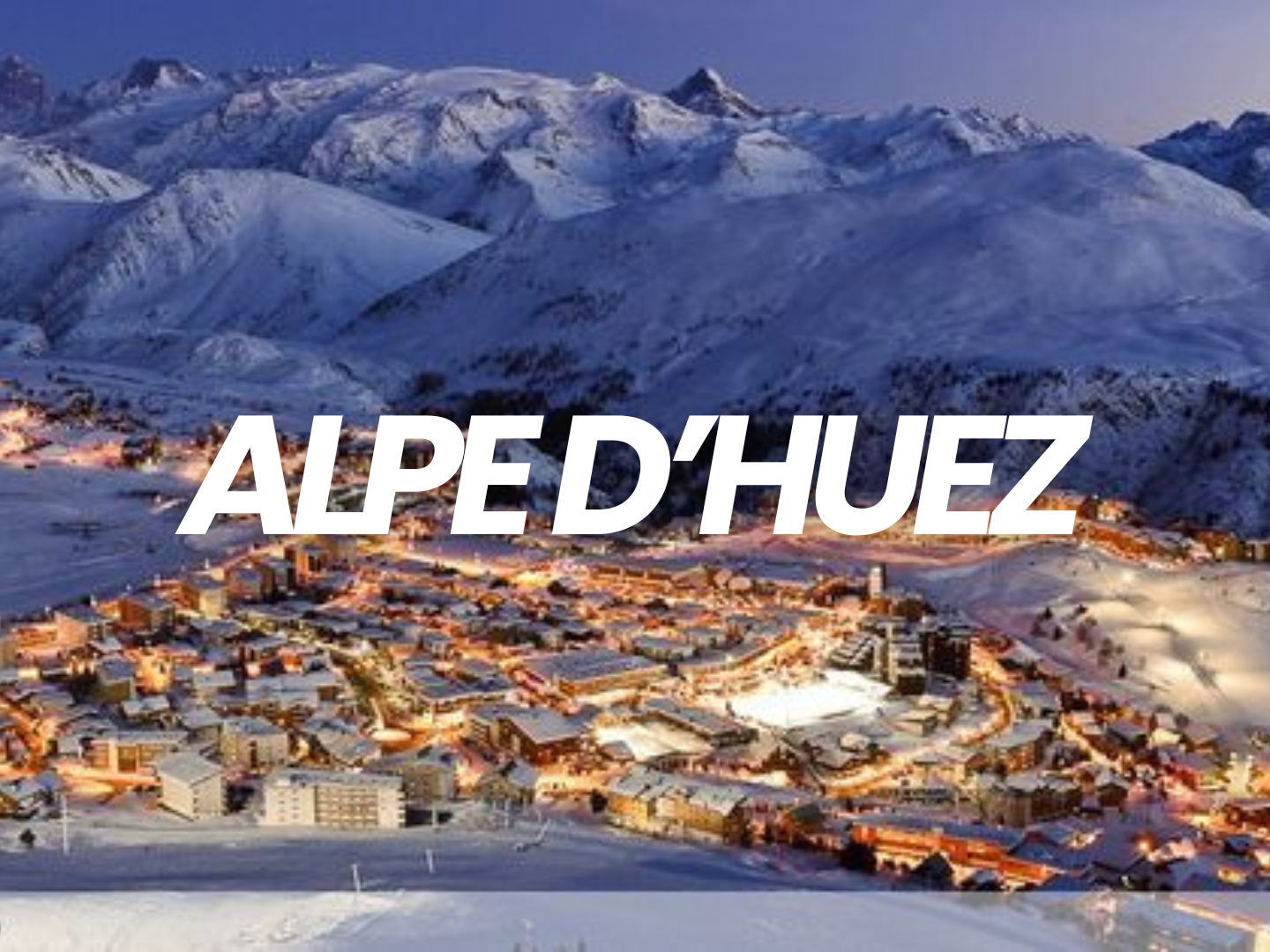 Paysage de neige avec une ville d'altitude nommée ALPED'HUEZ, entourée de montagnes enneigées au coucher du soleil.