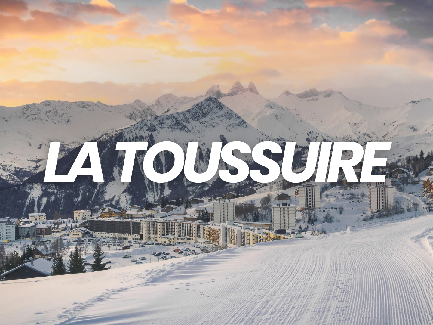Pistes de ski enneigées avec un paysage de montagnes enneigées au coucher du soleil, et un complexe résidentiel ou hôtelier en bas. La phrase 'LA TOUSSUIRE' est écrite en grand texte blanc au centre.