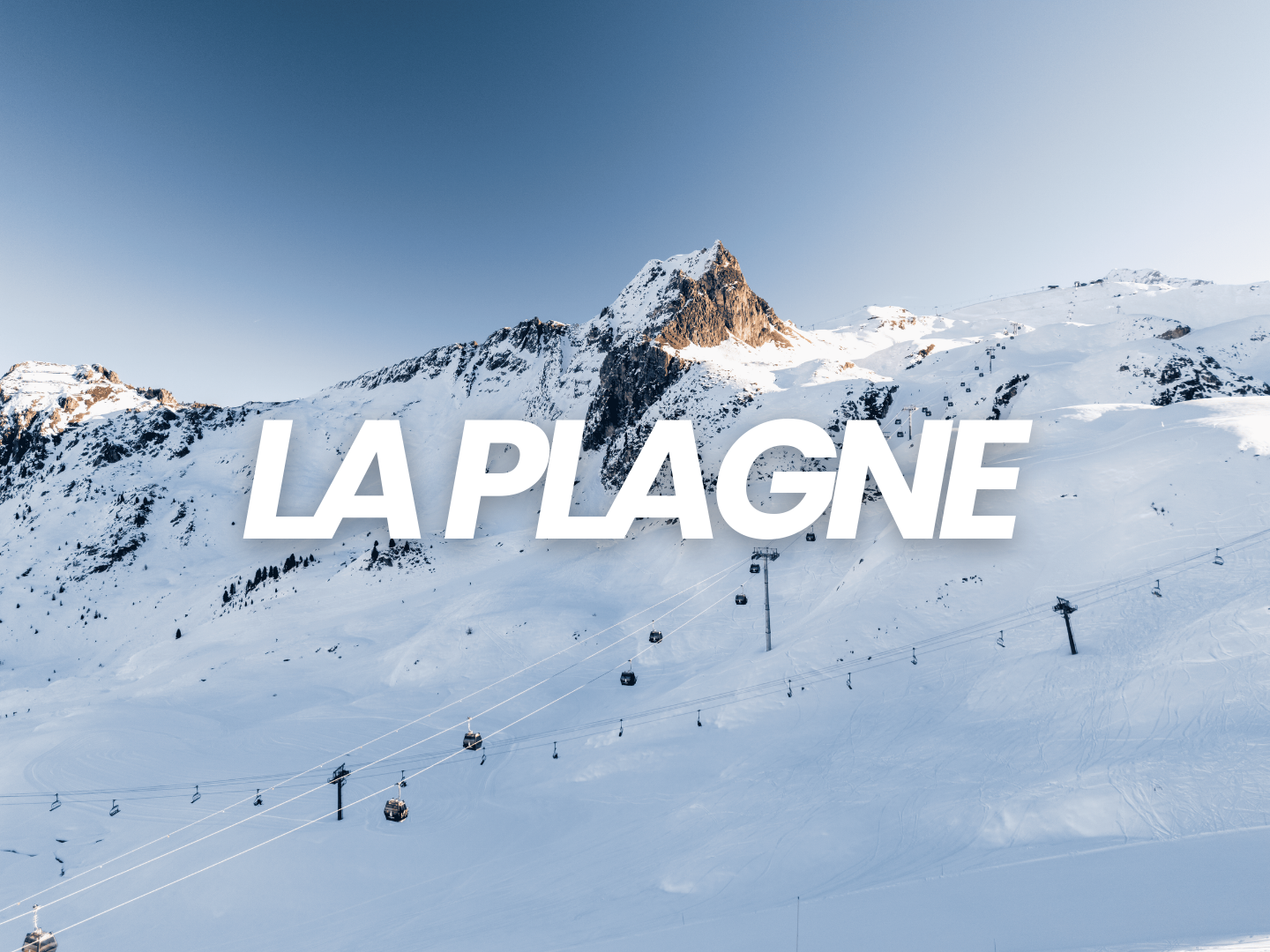 Montagnes enneigées avec des télécabines et le mot "LA PLAGNE" en texte blanc superposé.