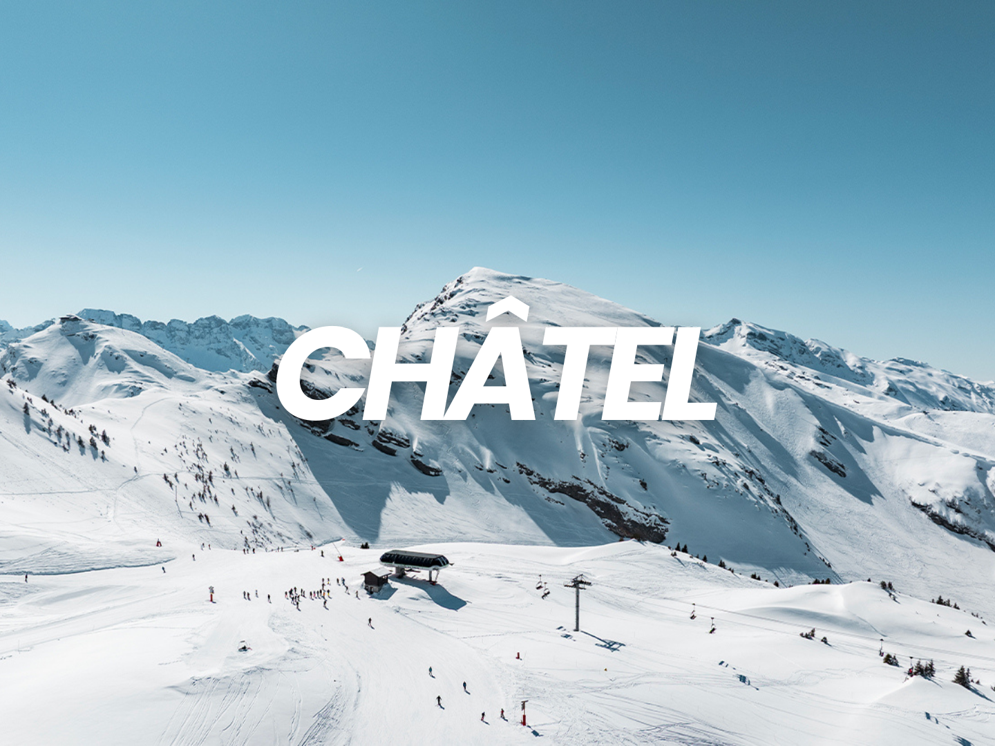 Montagnes enneigées avec skieurs et stations de ski, sous un ciel bleu, avec le mot 'CHÂTEL' en superposition.