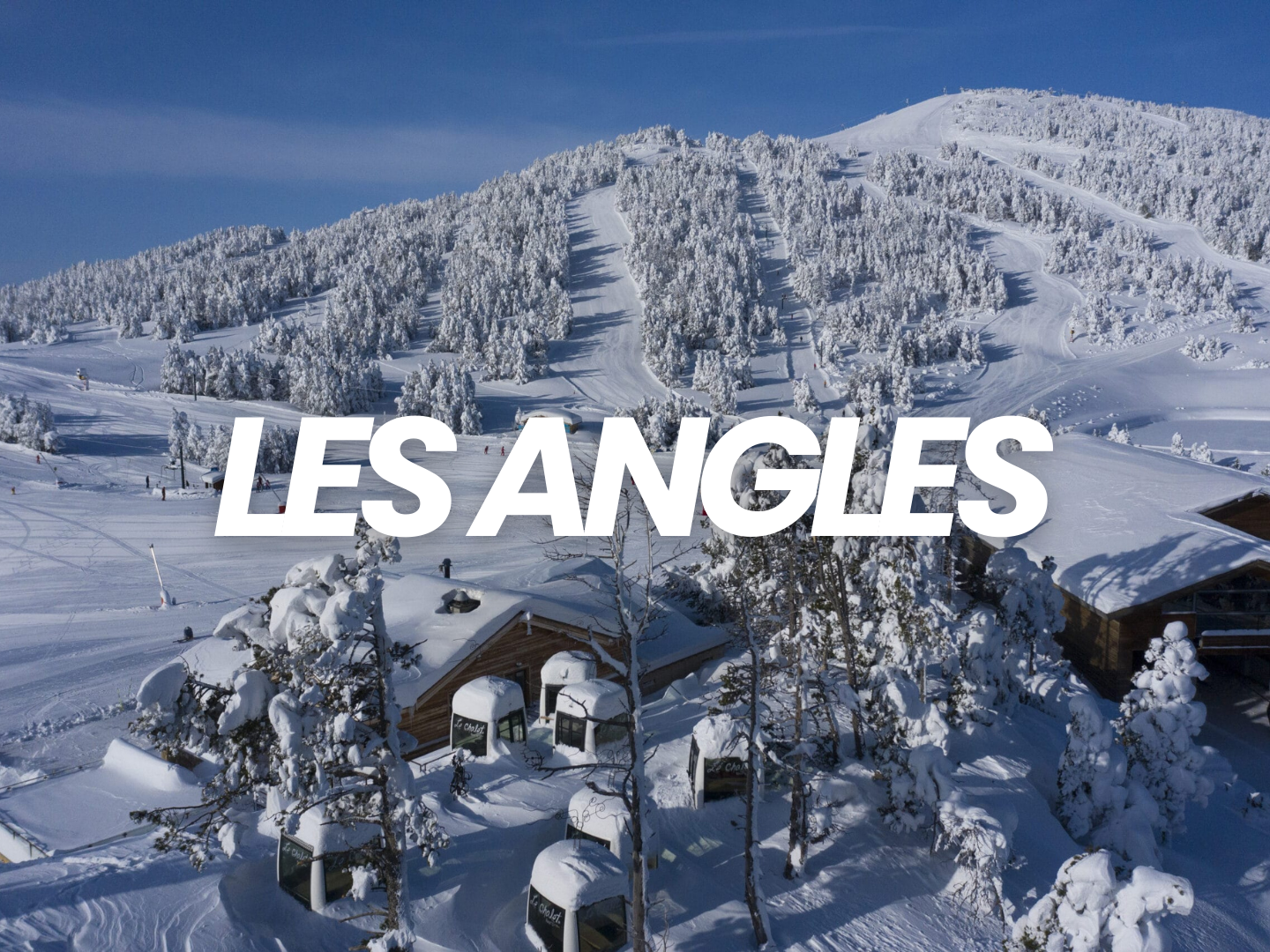 Station de ski en haute montagne avec neige abondante, pistes skiables, arbres couverts de neige, famille et skieurs. Légende en français : "Les Angles".