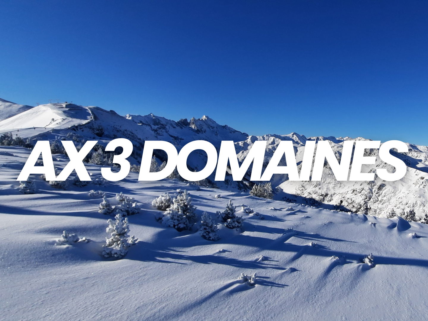 Montagnes enneigées sous un ciel clair avec texte "AX3 DOMAINS" en gros sur l'image