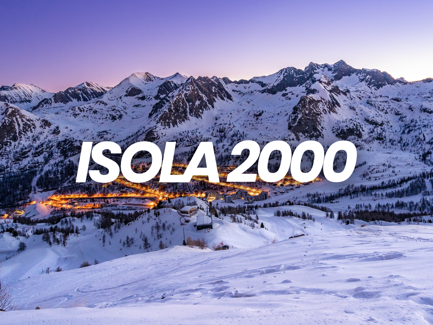 Montagnes enneigées au coucher du soleil avec un village illuminé en contrebas, texte "ISO LA 2000" en gros caractères