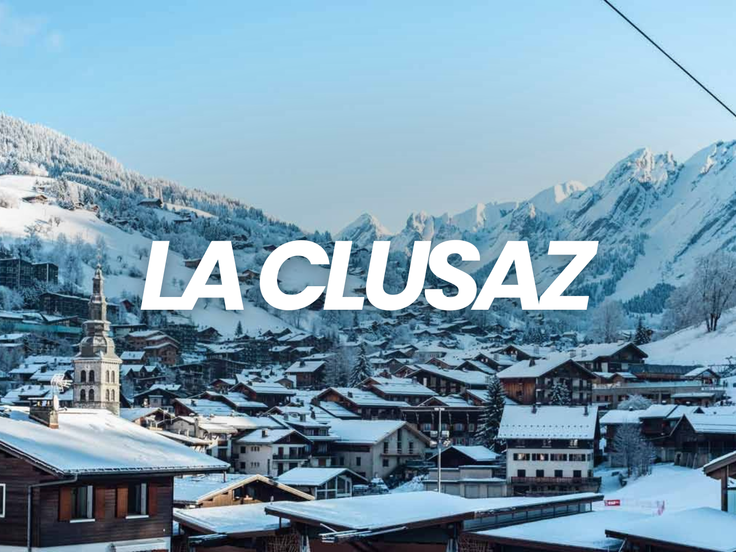 Village de montagne sous la neige avec des chalets et une église, entouré de montagnes enneigées, avec le texte 'LA ACCUSAZ' en surimpression.