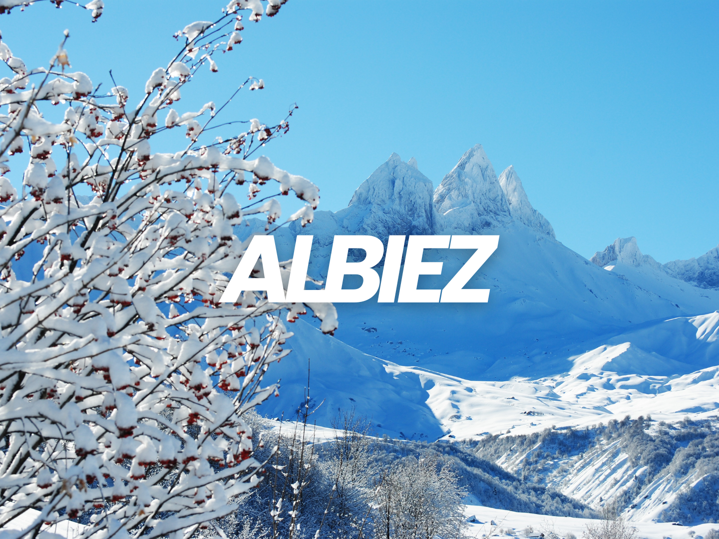 Montagne enneigée avec un arbre couvert de neige à l'avant-plan et le mot 'ALPIEZ' écrit en blanc en superposition.