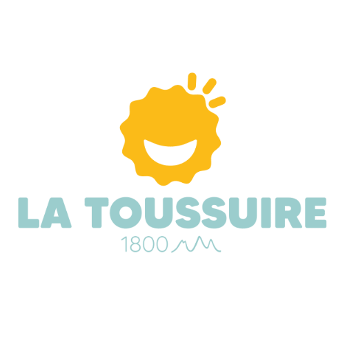 Logo avec un soleil souriant jaune et le texte 'LA TOUSSUIRE 1800' en dessous sur un fond noir.