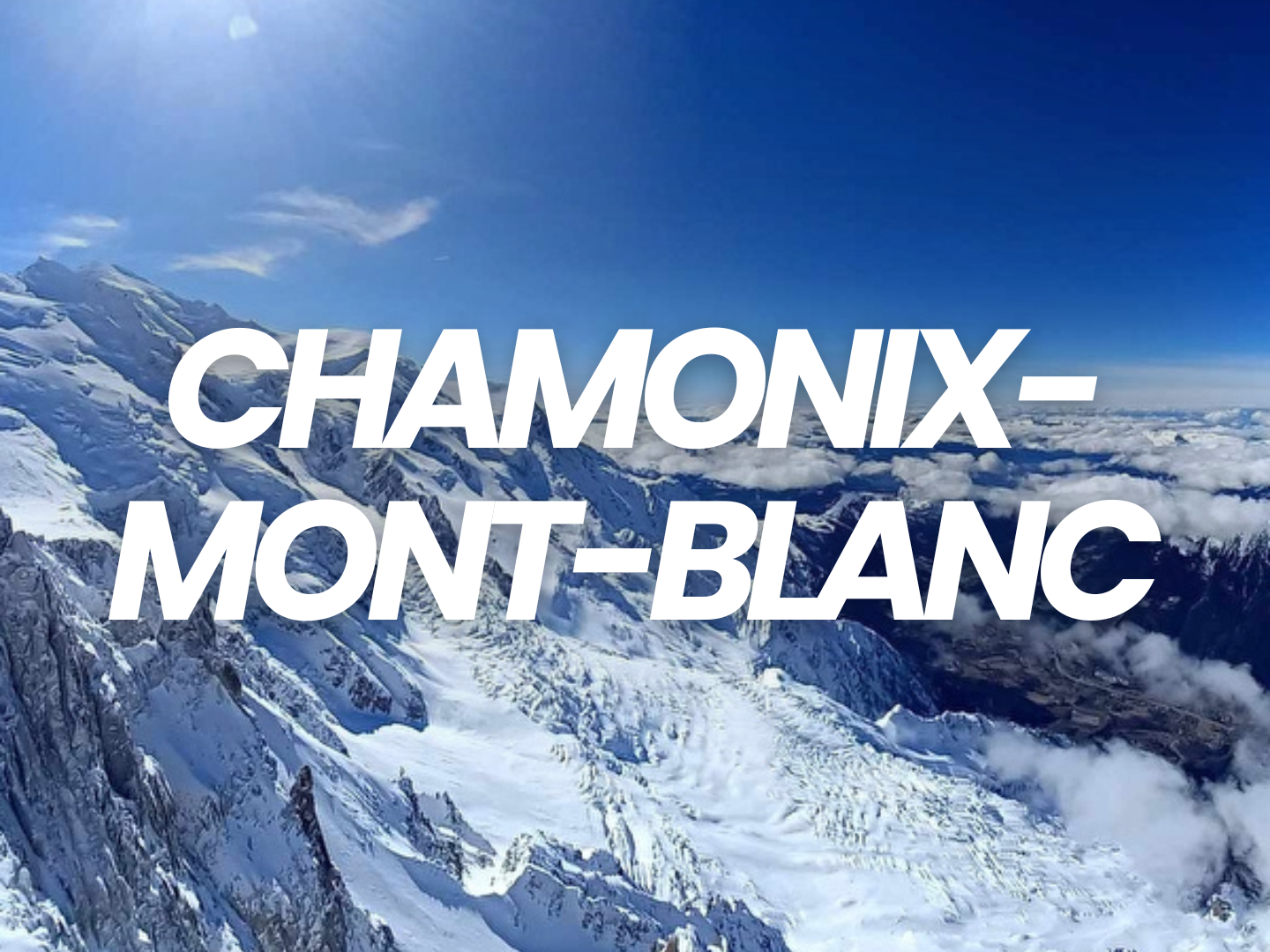 Vue aérienne des montagnes enneigées de Chamonix-Mont-Blanc sous un ciel bleu avec nuages