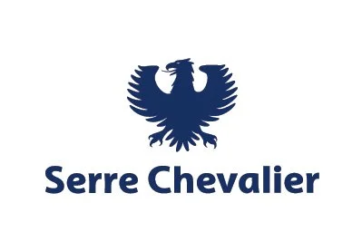 Logo avec un aigle stylisé et le texte 'Serre Chevalier' en dessous.