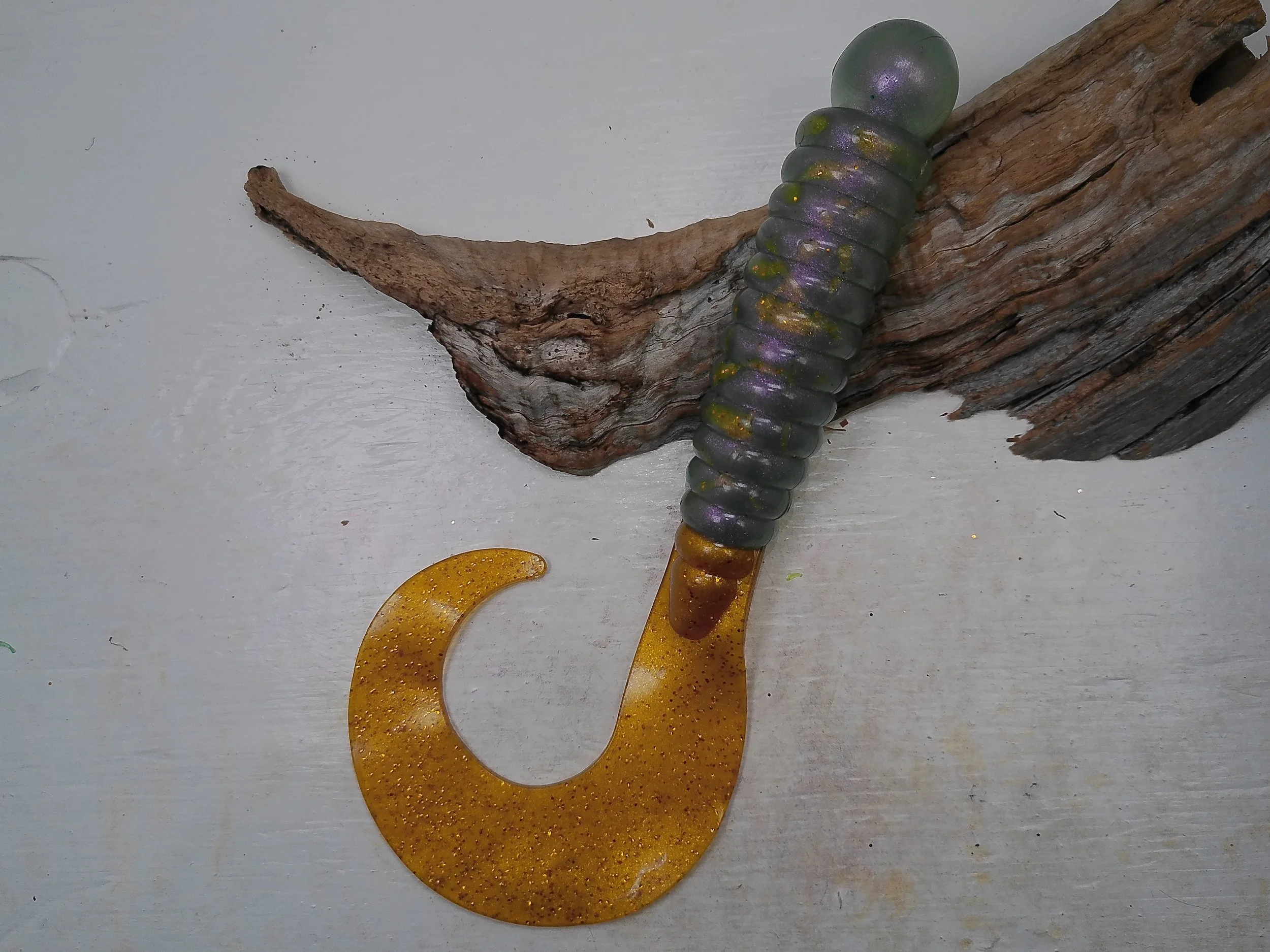curly-tail-grub-fishing-lure-purple-glitter-body-gold-tail