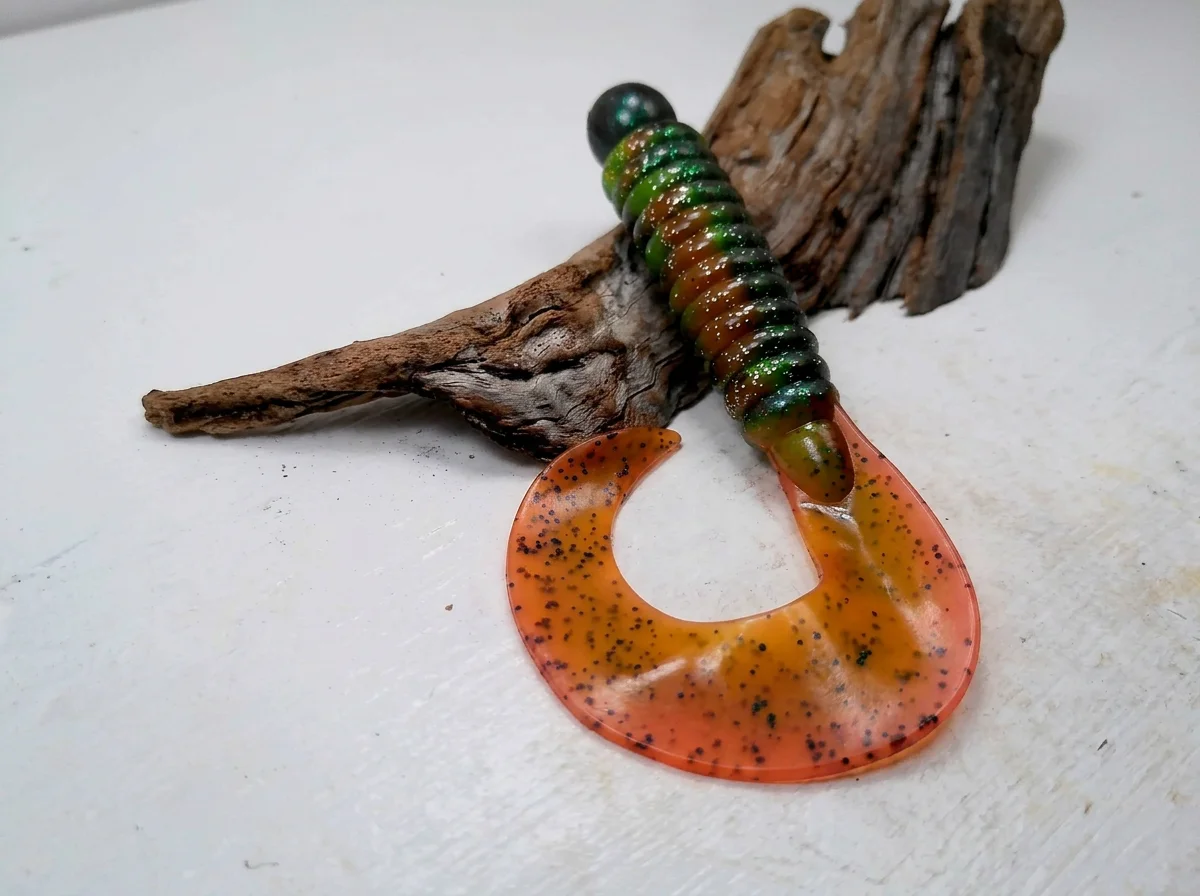 curly-tail-grub-fishing-lure-black-red-glitter-body-salmon-pink-speckled-tail