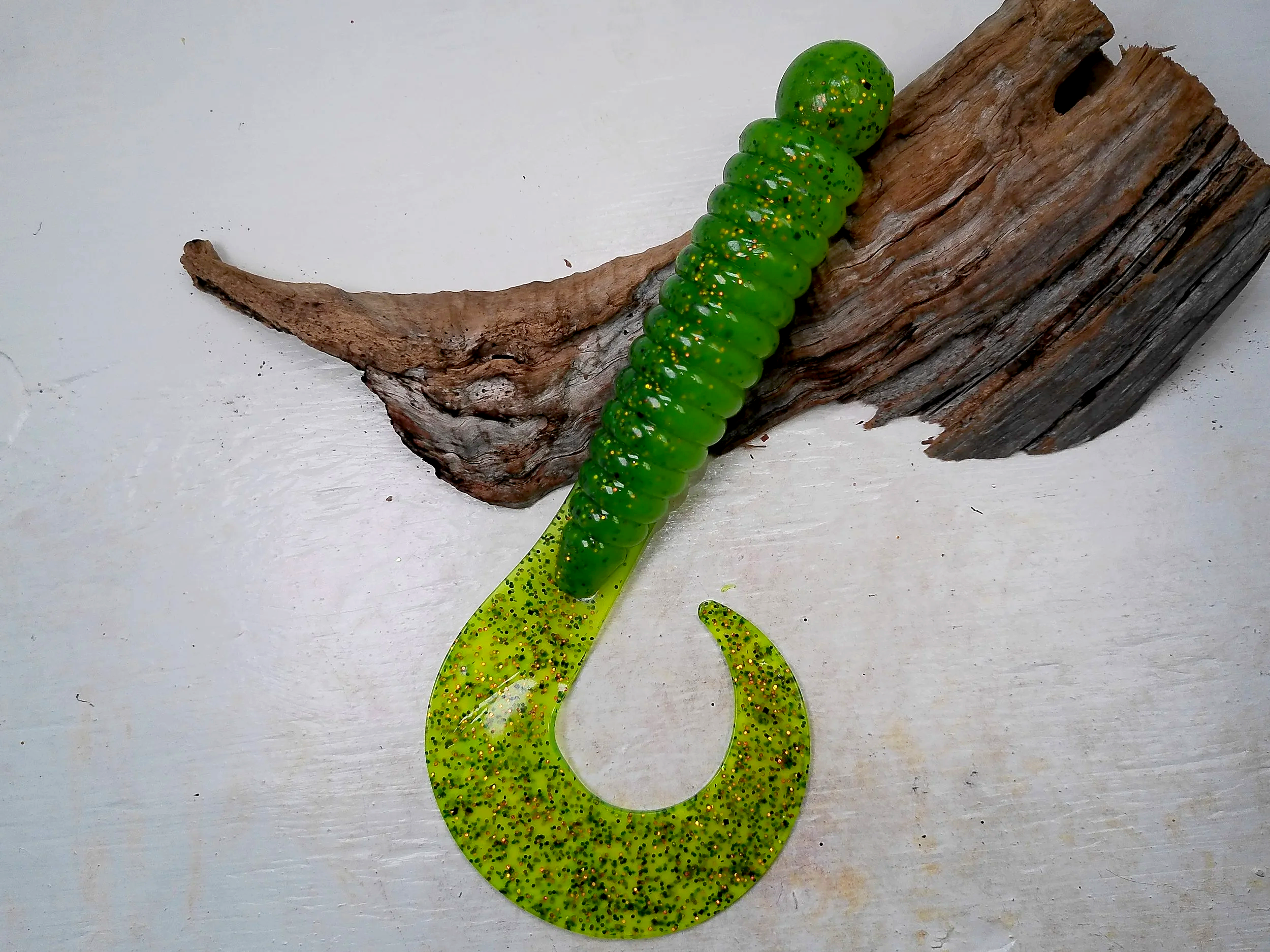 curly-tail-grub-fishing-lure-bright-green-body-chartreuse-tail