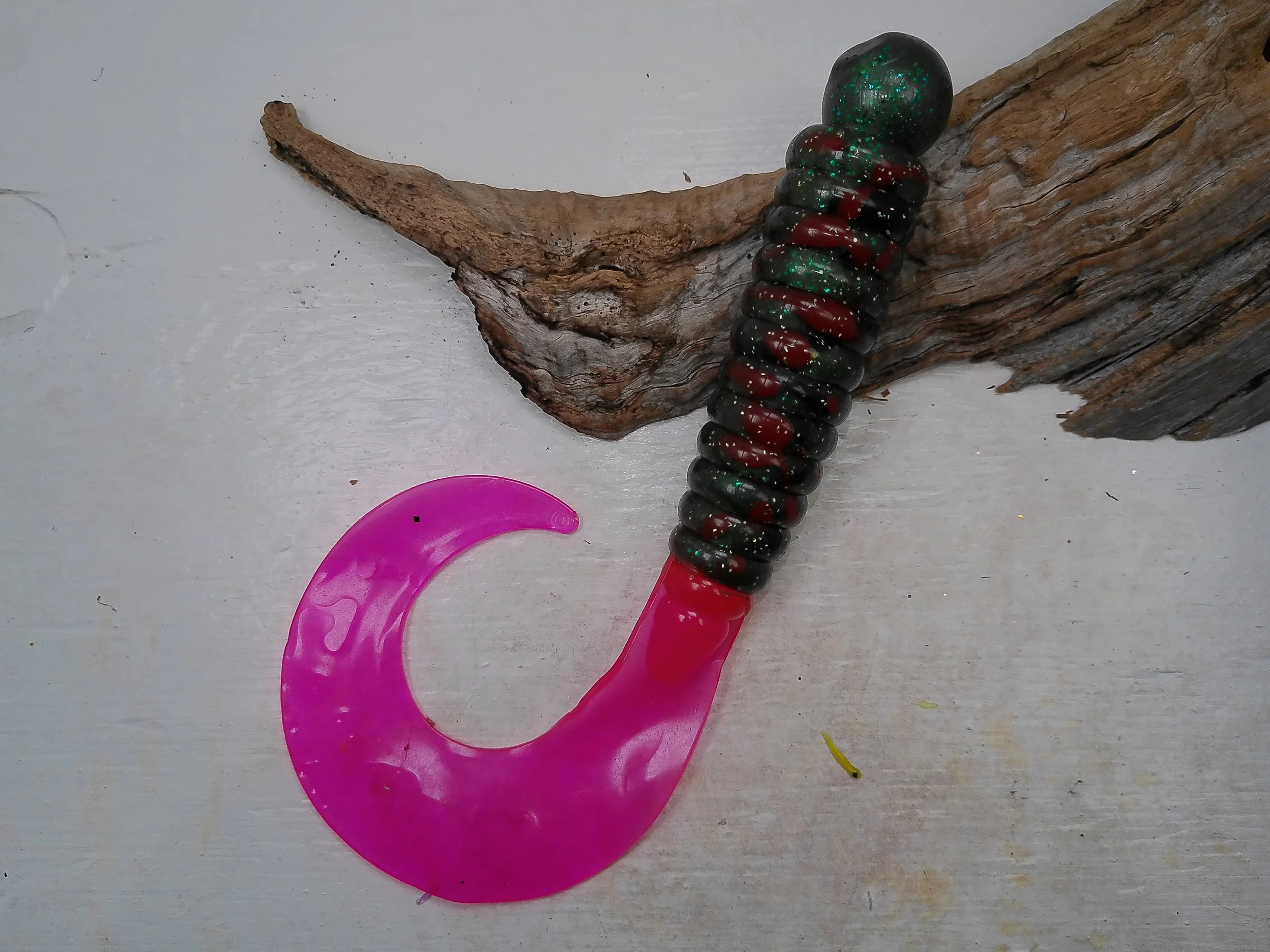 curly-tail-grub-fishing-lure-dark-green-red-glitter-body-hot-pink-tai