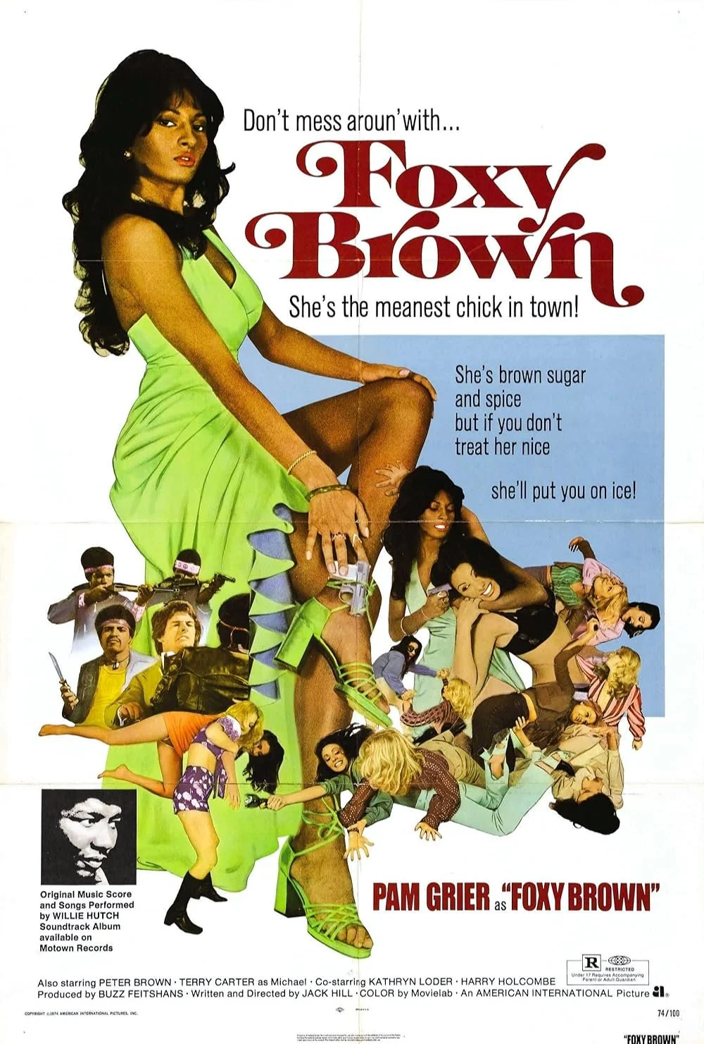 Foxy Brown isimli film afişi, siyah saçlı ve yeşil elbiseli kadın figürünün büyük resmi ile birlikte, çeşitli karakterlerin küçük resimleri ve film bilgileri yer almakta.