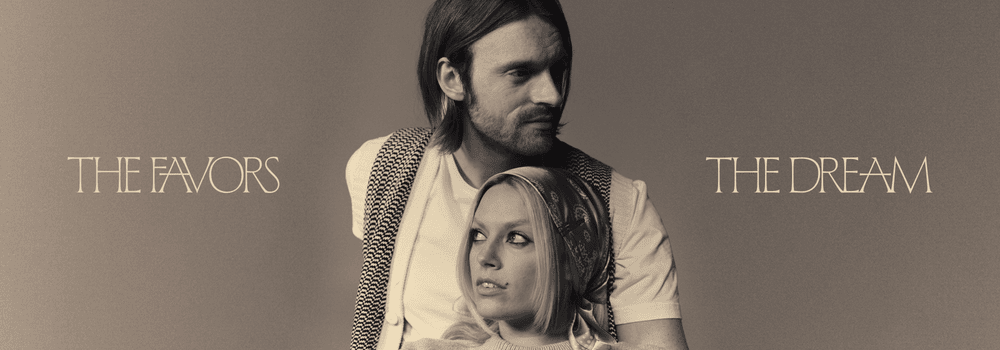 İki kişi, bir erkek ve bir kadın, siyah-beyaz fotoğrafta yakın duruyor. Erkek, kadın arkasında ve ona bakıyor. Kadın yüzü önde, kurdelalı bir başlık takmış ve ciddi görünüyor. Sol üstte "The Favors", sağ üstte "The Dream" yazıyor.