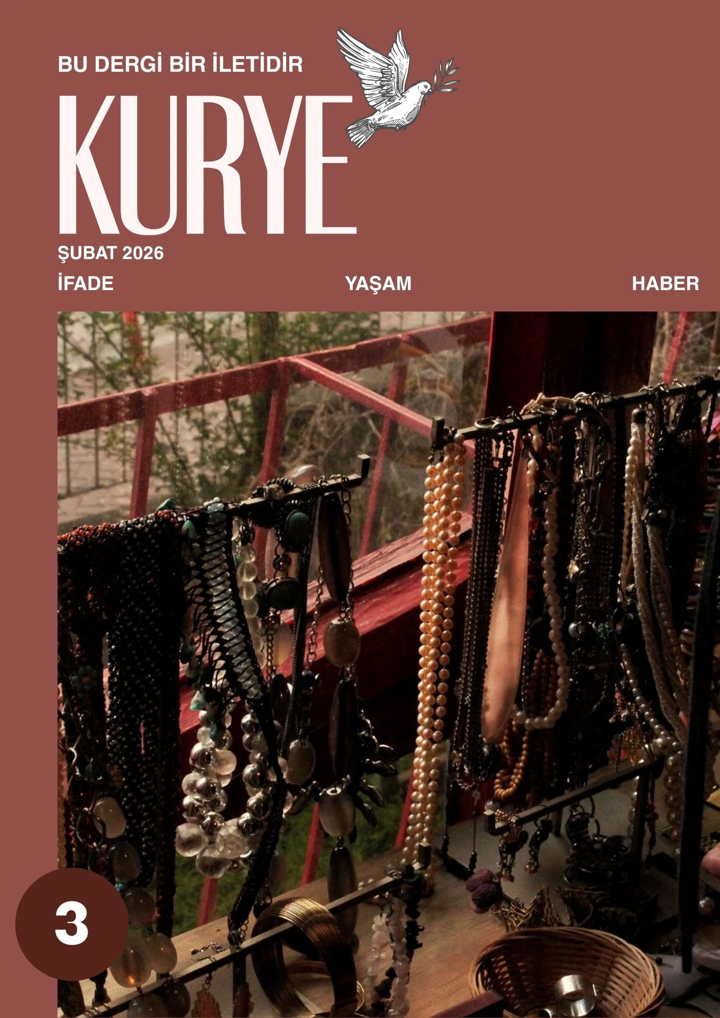 Kadında takı satışı yapan bir stand, üzerinde kolye ve bilezikler asılı.